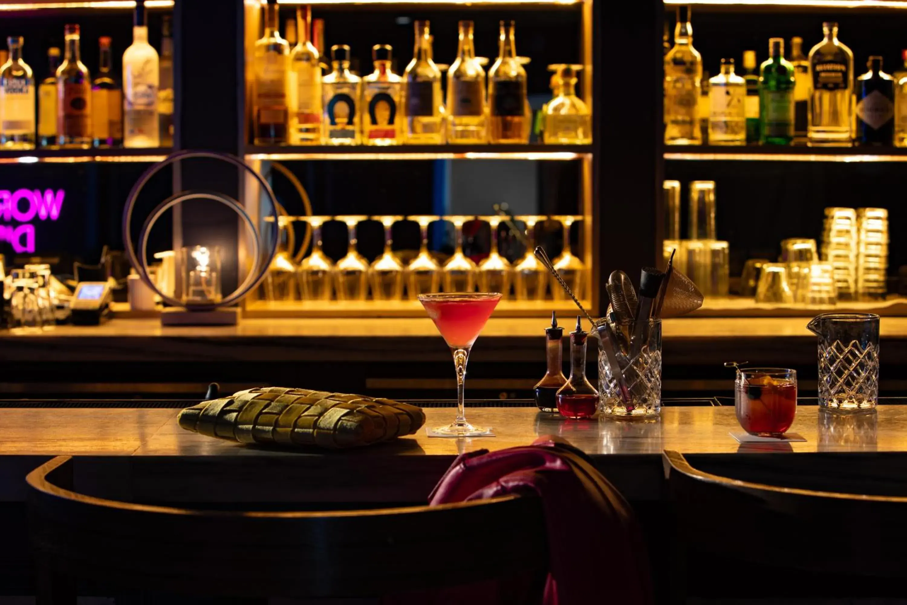 Lounge or bar in Hotel Dena, Pasadena Los Angeles, a Tribute Portfolio Hotel Lounge or bar in Hotel Dena, Pasadena Los Angeles, a Tribute Portfolio Hotel