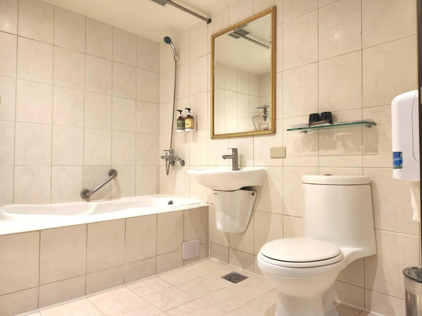 Bathroom in Shihzuwan Hotel – Kaohsiung Station
