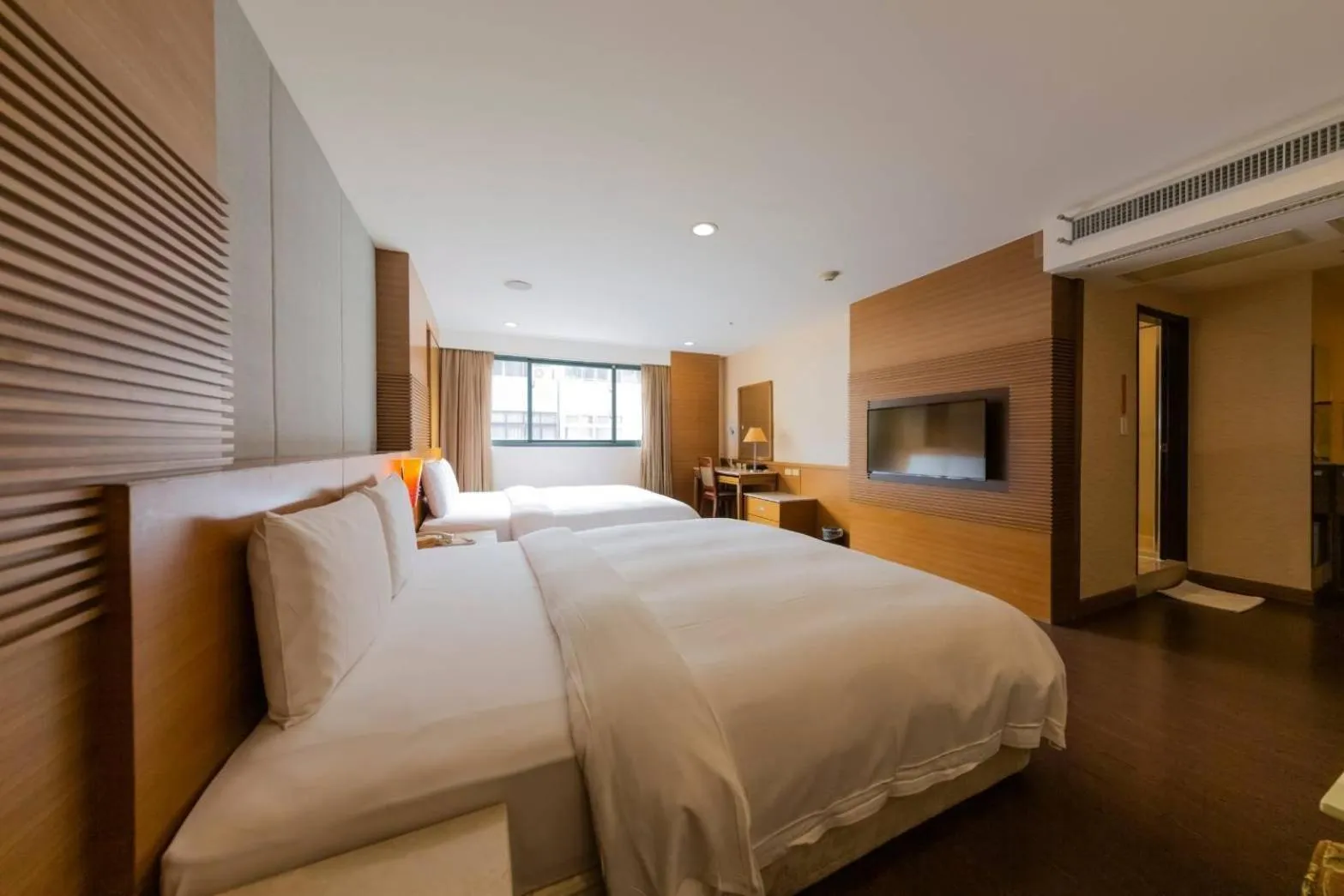 Photo of the whole room, Bed in Shihzuwan Hotel – Kaohsiung Station
