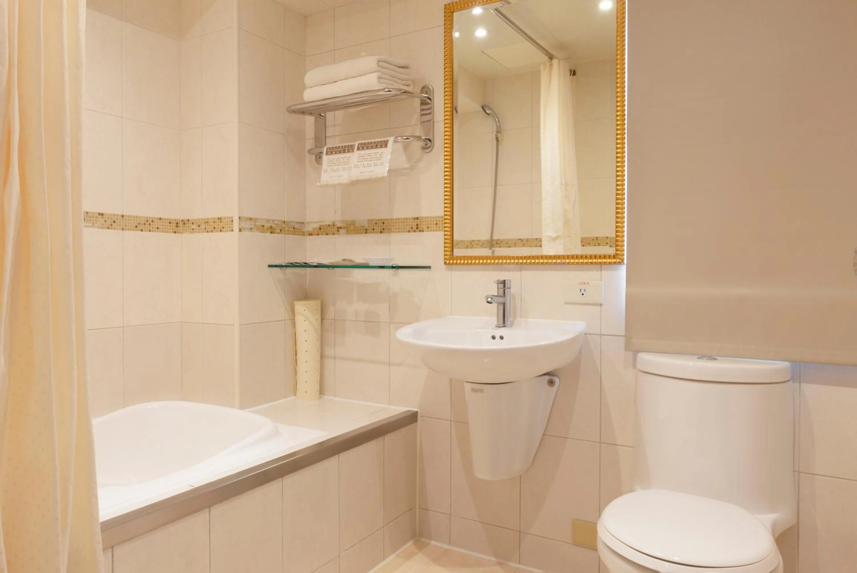 Shower in Shihzuwan Hotel – Kaohsiung Station