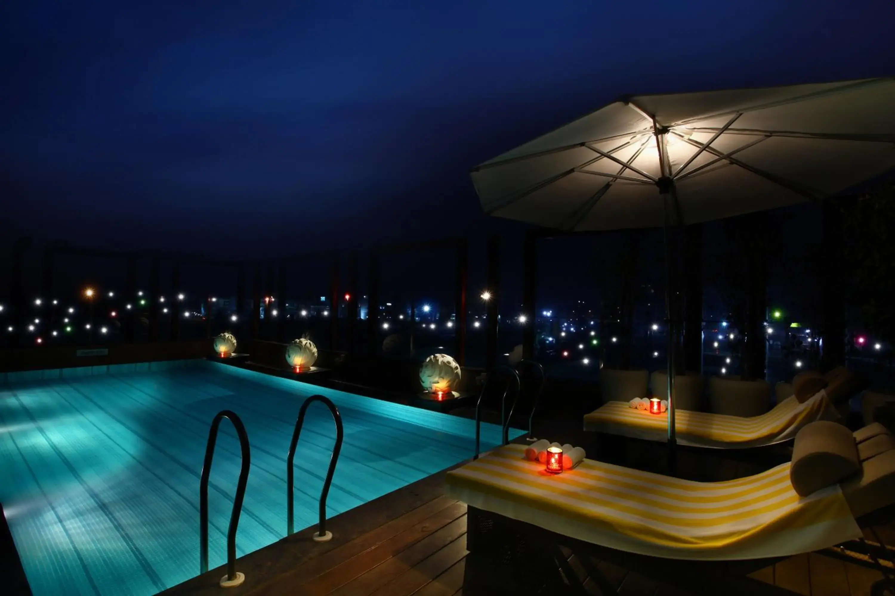 Swimming pool in Park Plaza Shahdara Swimming pool in Park Plaza Shahdara