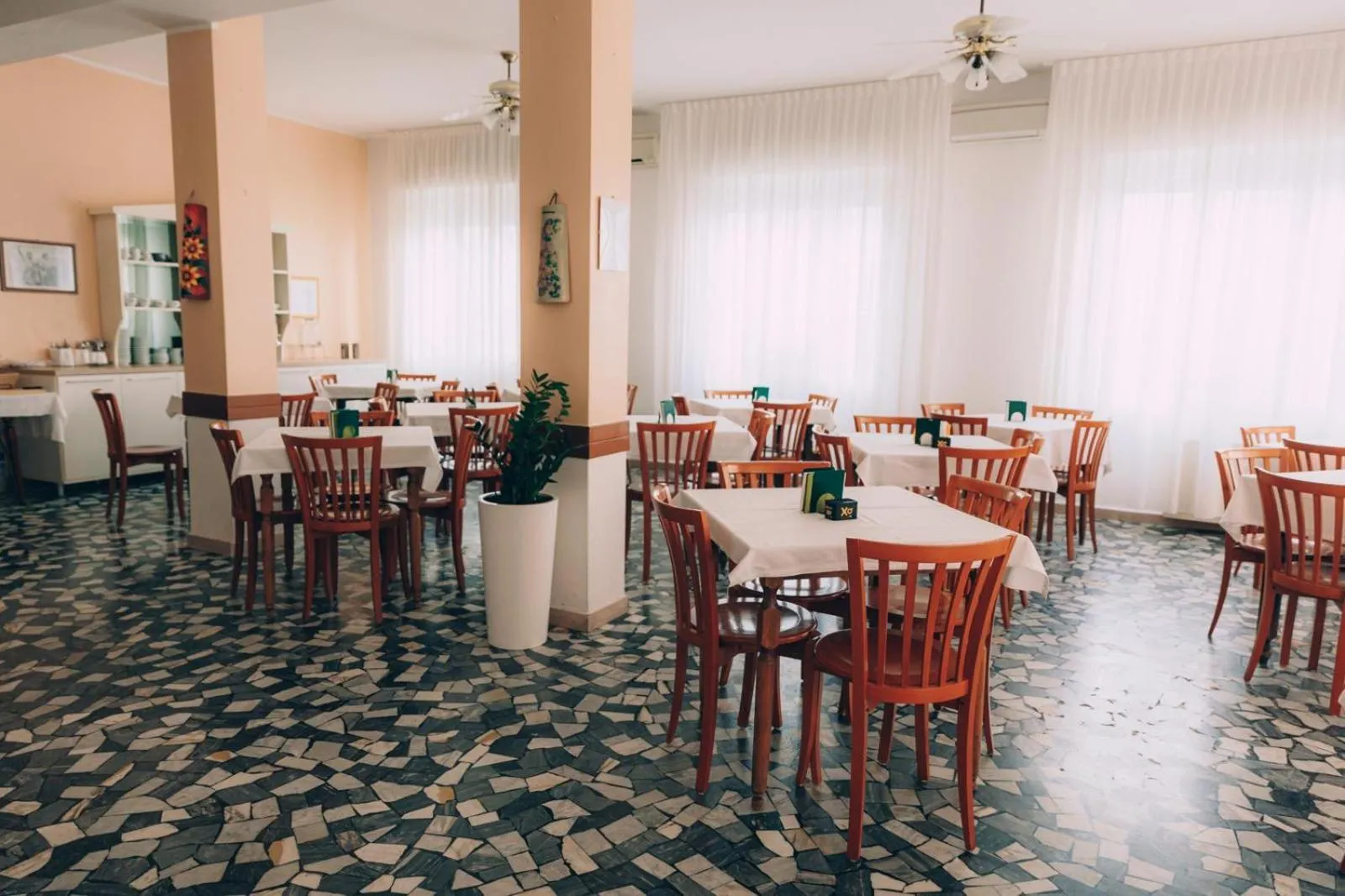 Restaurant/places to eat in Hotel Enna Rimini