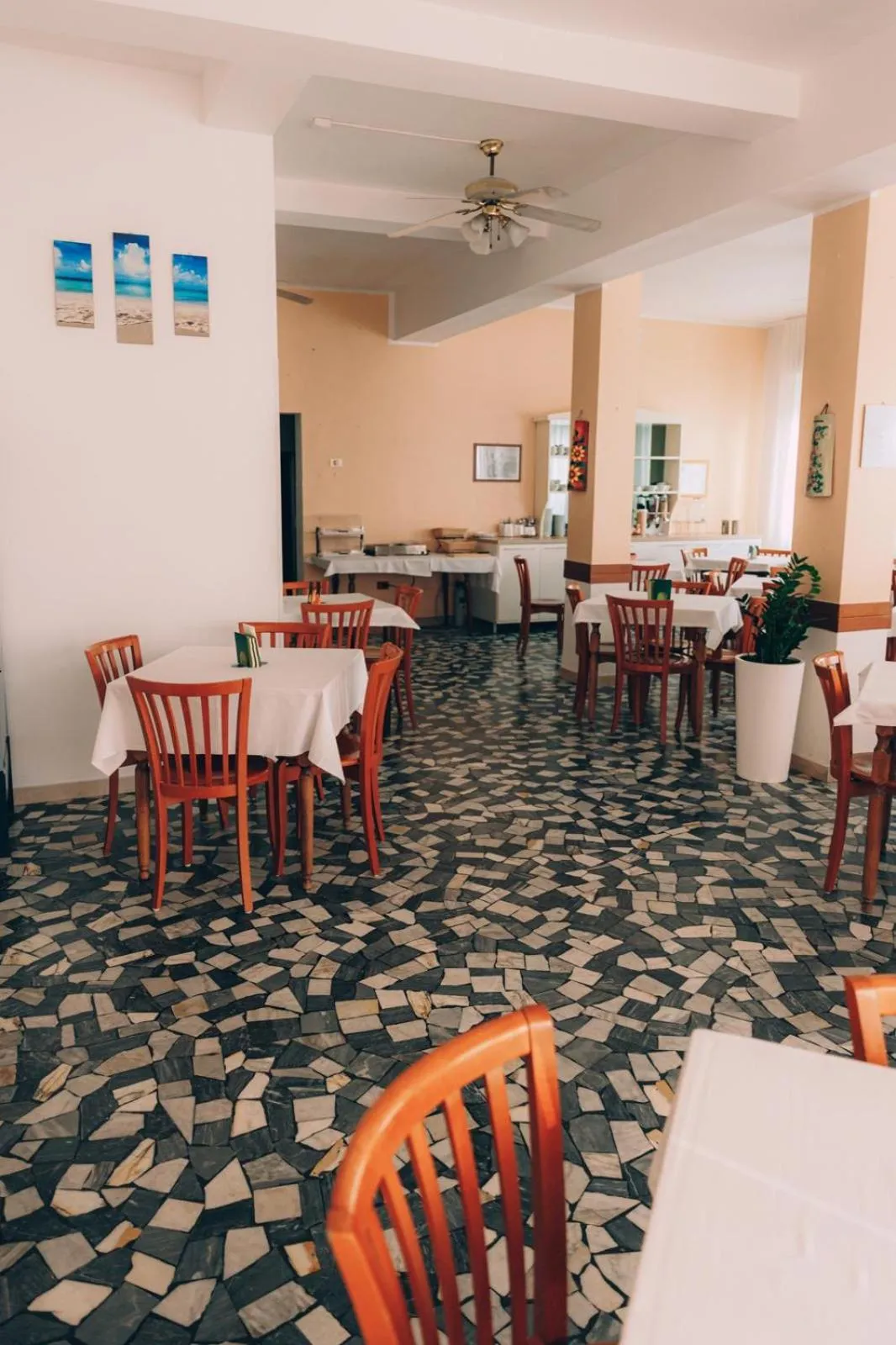 Restaurant/places to eat in Hotel Enna Rimini