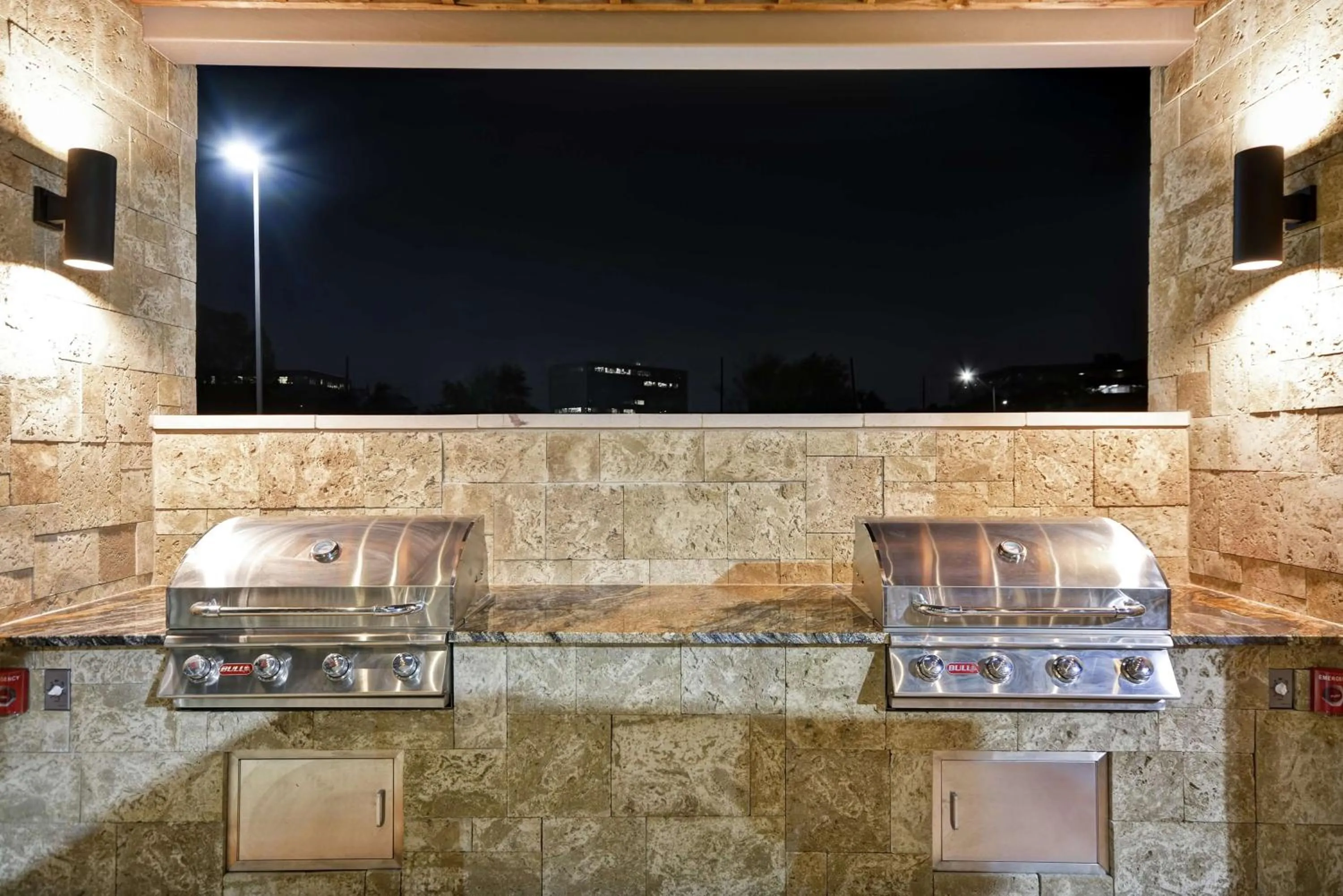 Dining area in Home2 Suites Houston Westchase