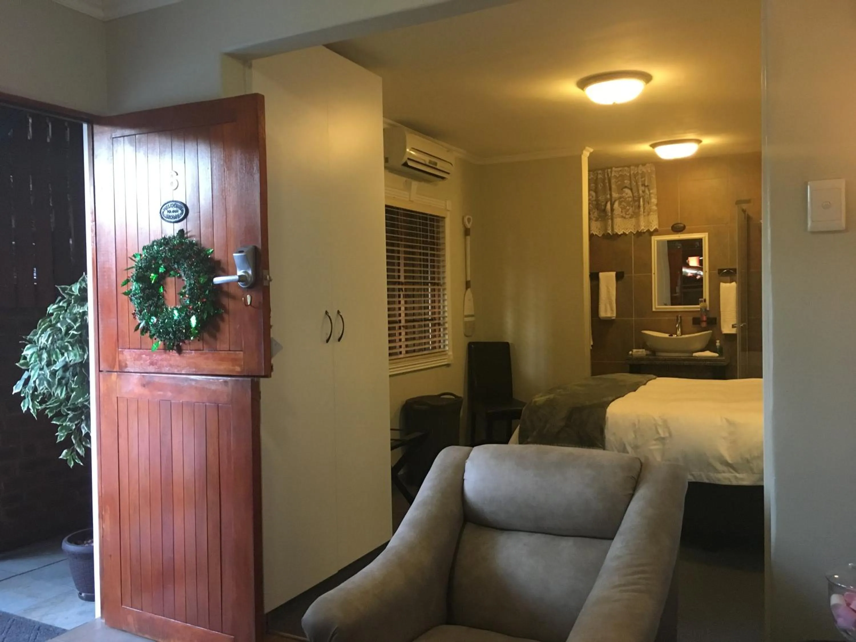 Living room, Bed in The Travel Inn Durban