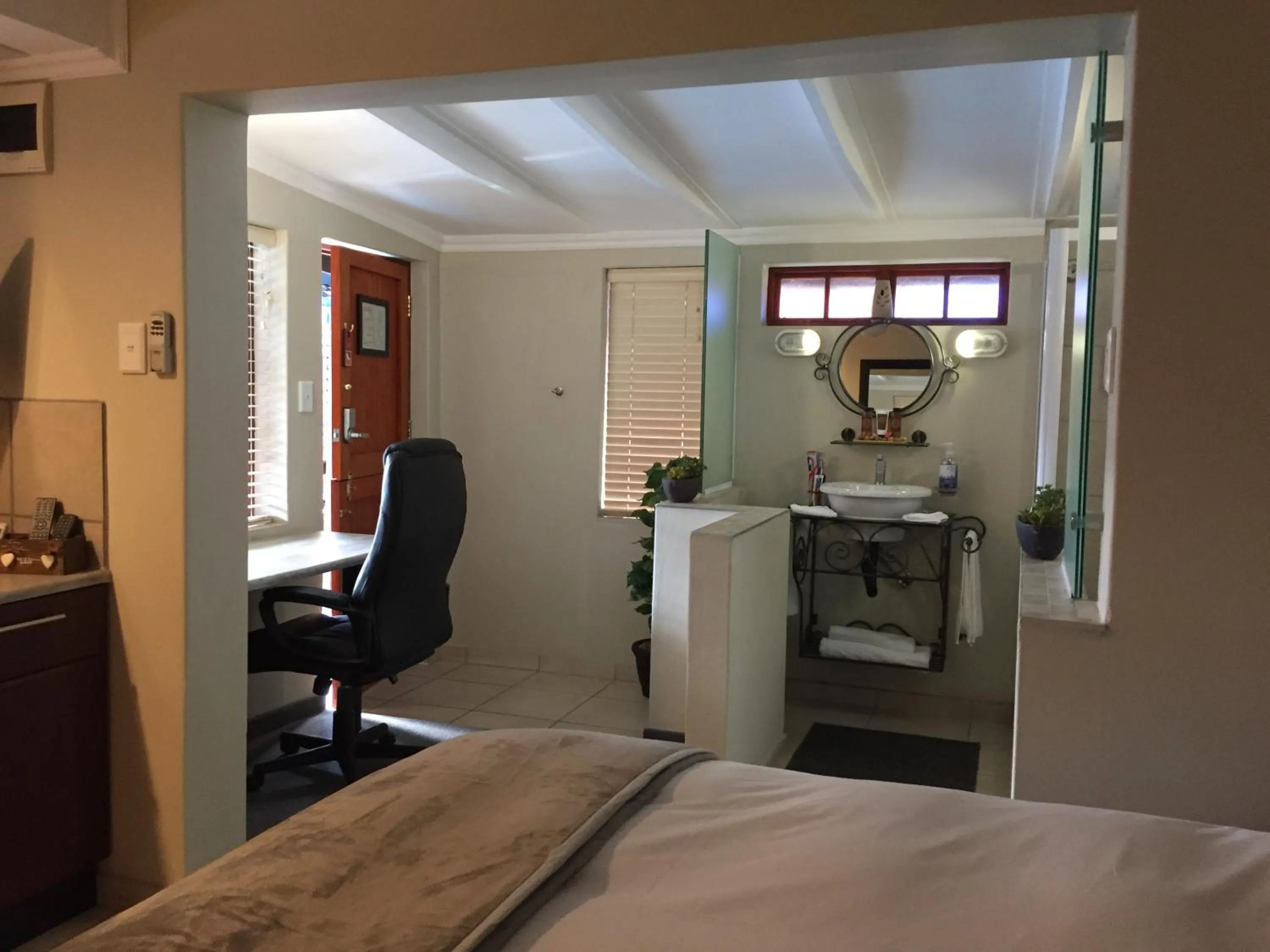 Property building, Bed in The Travel Inn Durban