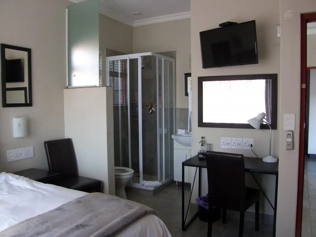 Shower, Bed in The Travel Inn Durban