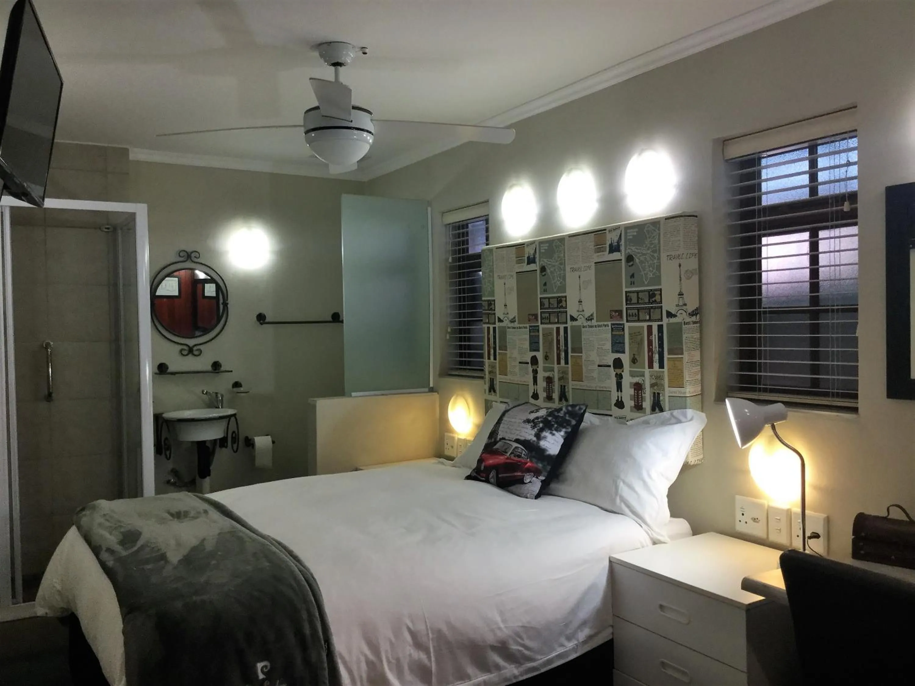 Bedroom, Bed in The Travel Inn Durban