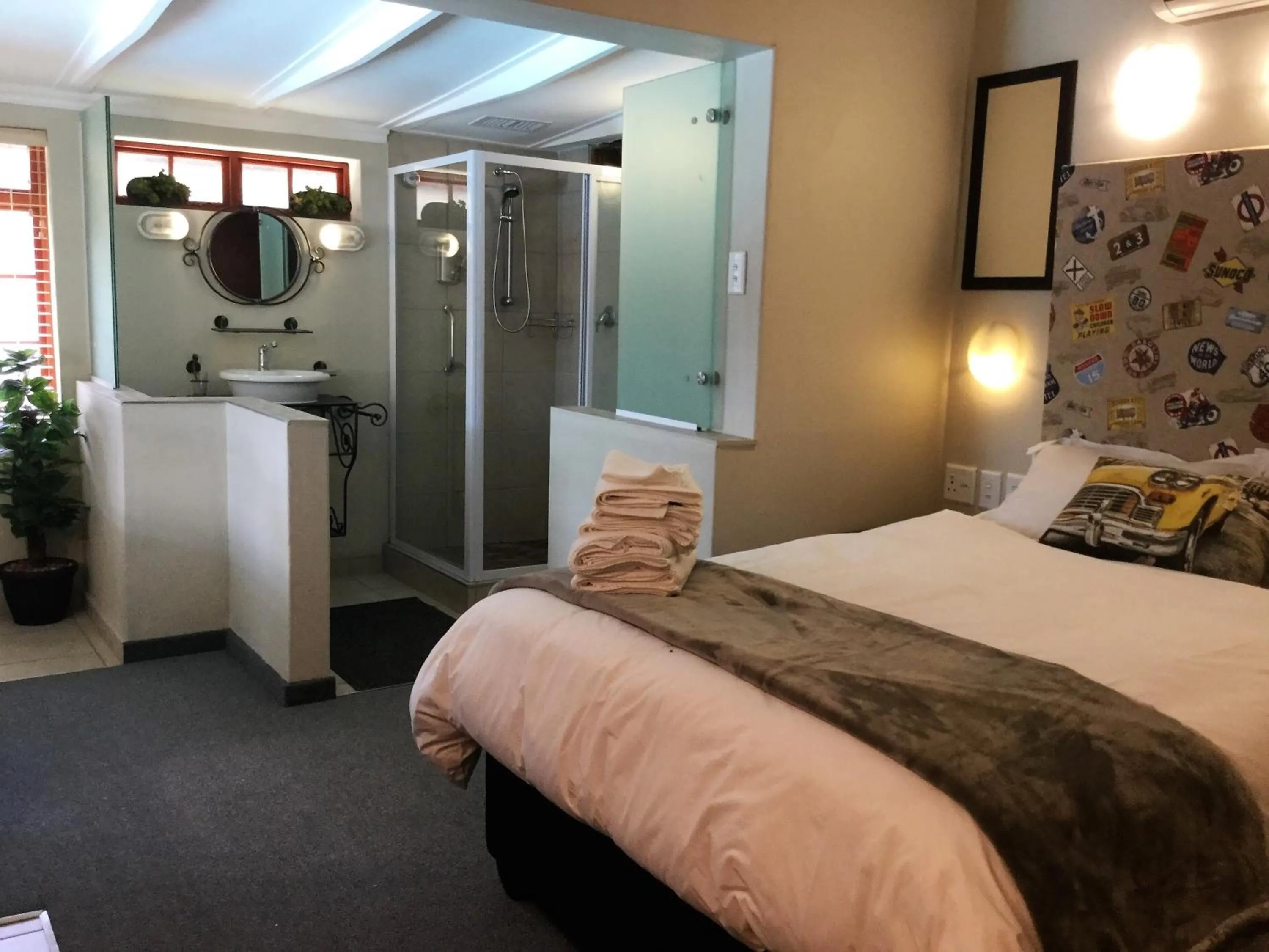 Shower, Bed in The Travel Inn Durban