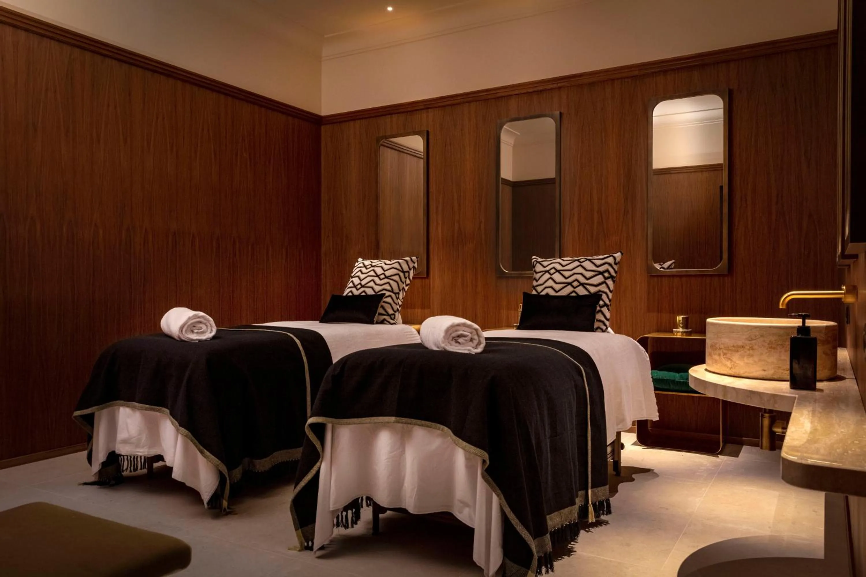 Massage in Les Jardins du Faubourg Hotel & Spa by Shiseido