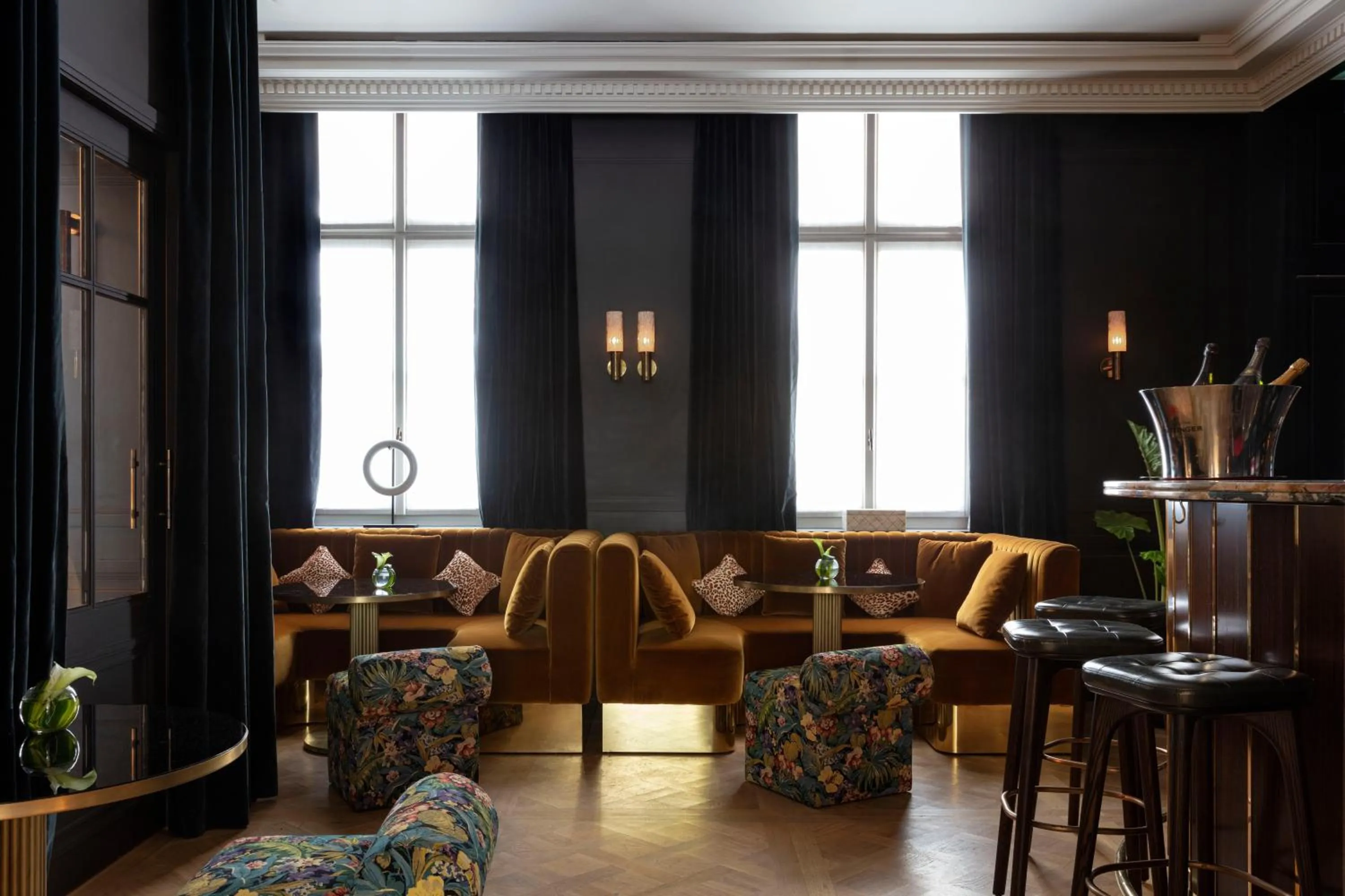 Lounge or bar in Les Jardins du Faubourg Hotel & Spa by Shiseido