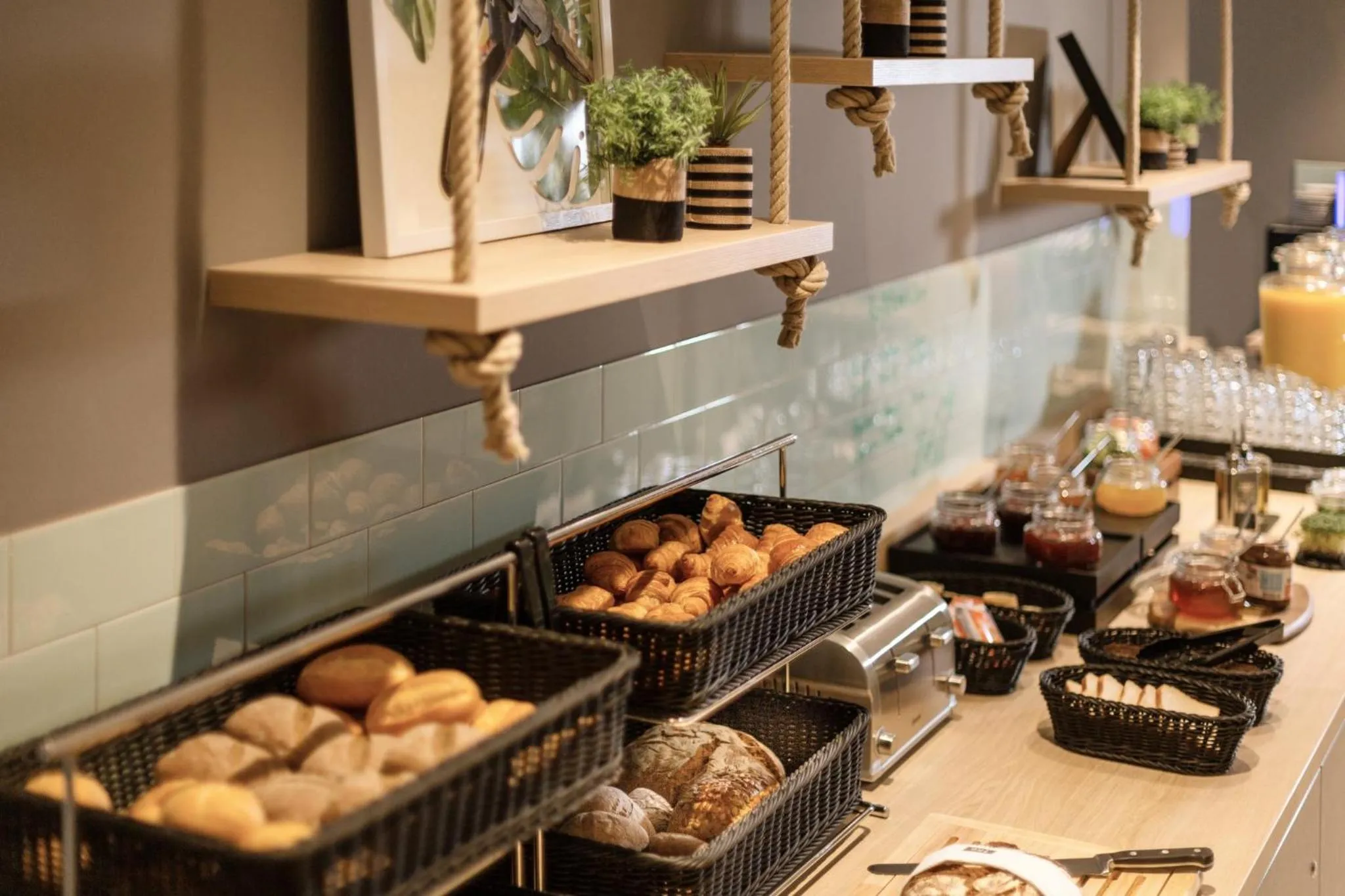 Restaurant/places to eat in Holiday Inn - the niu, Crusoe Bremen Airport by IHG