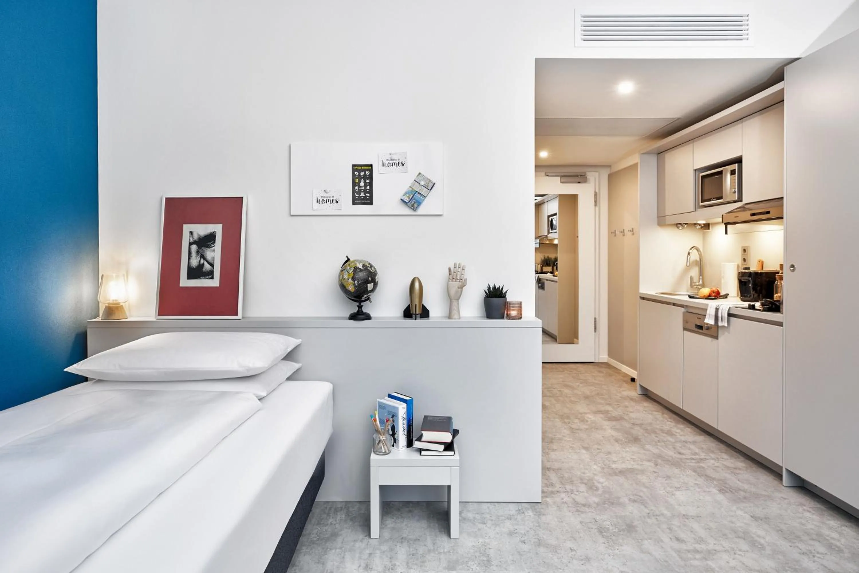 Kitchen or kitchenette, Bed in H.ome Serviced Apartments München