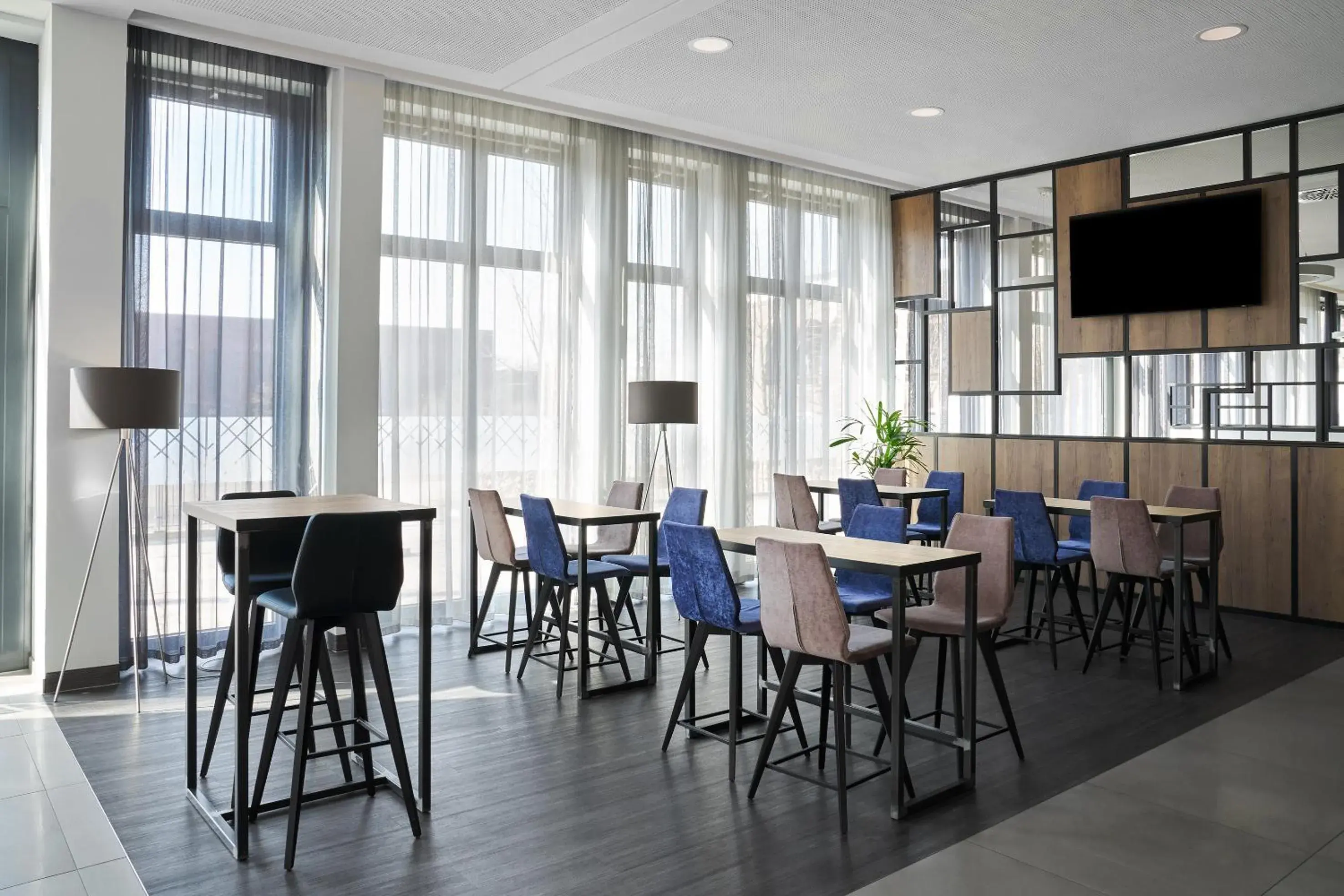 Lounge or bar in Four Points Flex by Sheraton Bochum Lounge or bar in Four Points Flex by Sheraton Bochum