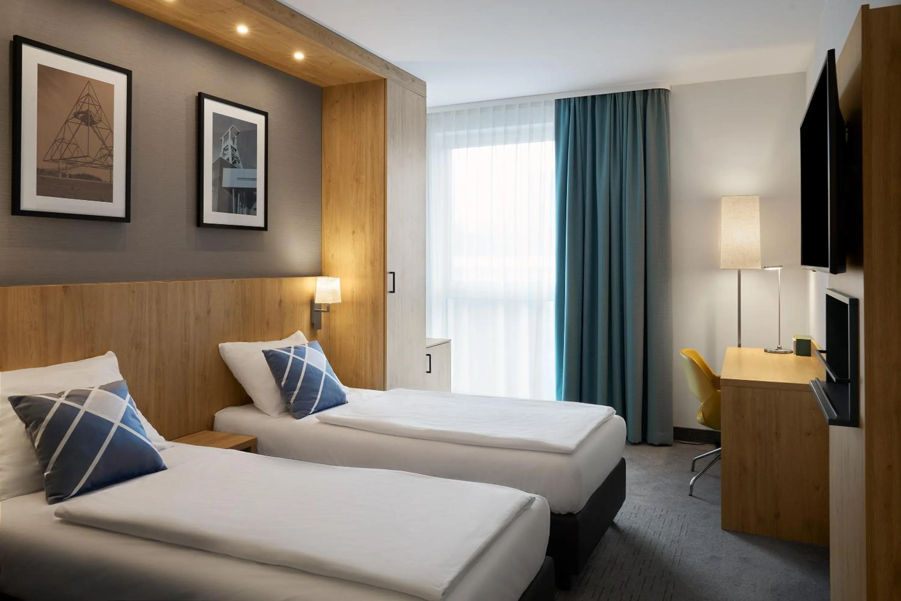 Photo of the whole room, Bed in Four Points Flex by Sheraton Bochum