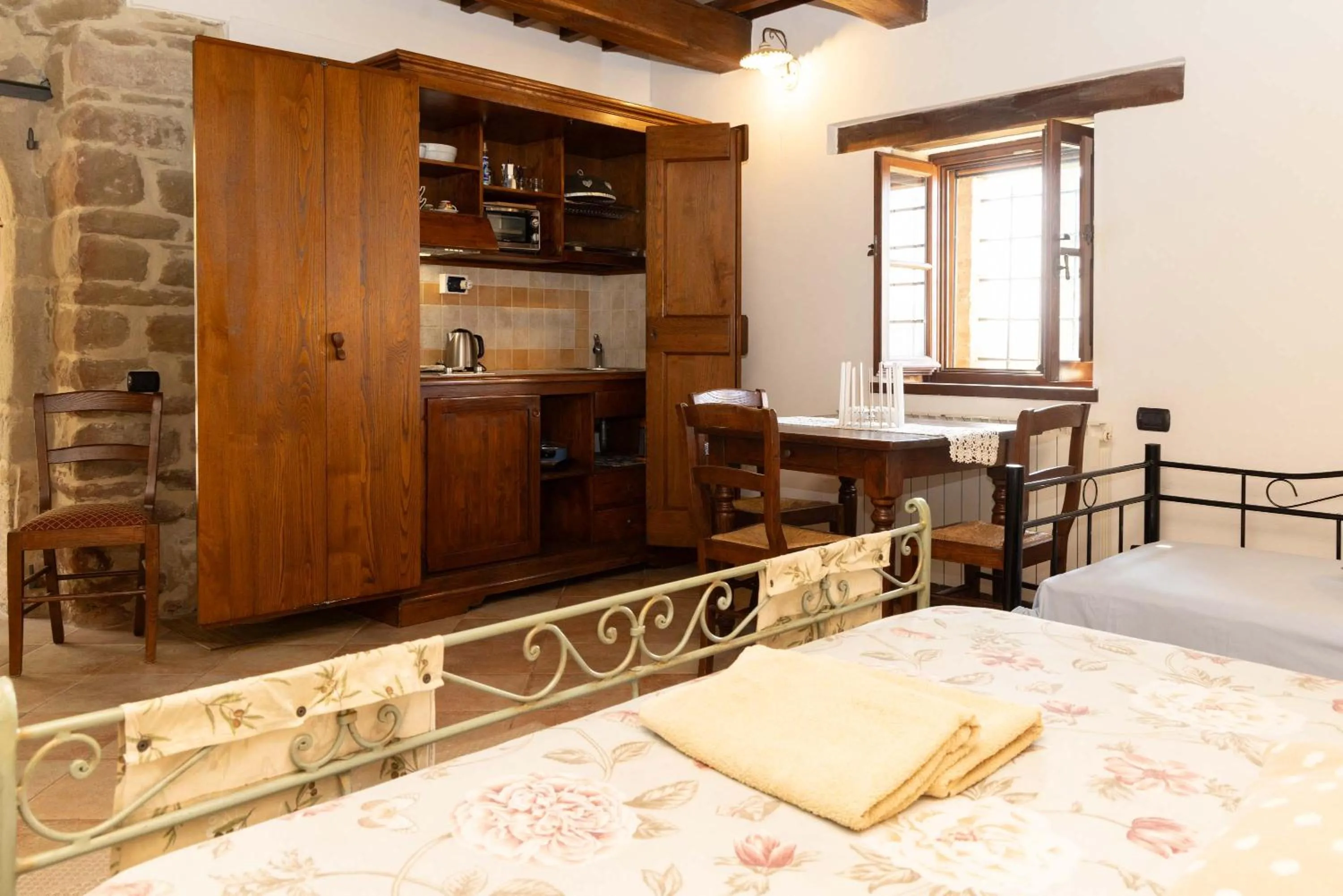 kitchen, Bed in Agriturismo La Palazzetta di Assisi