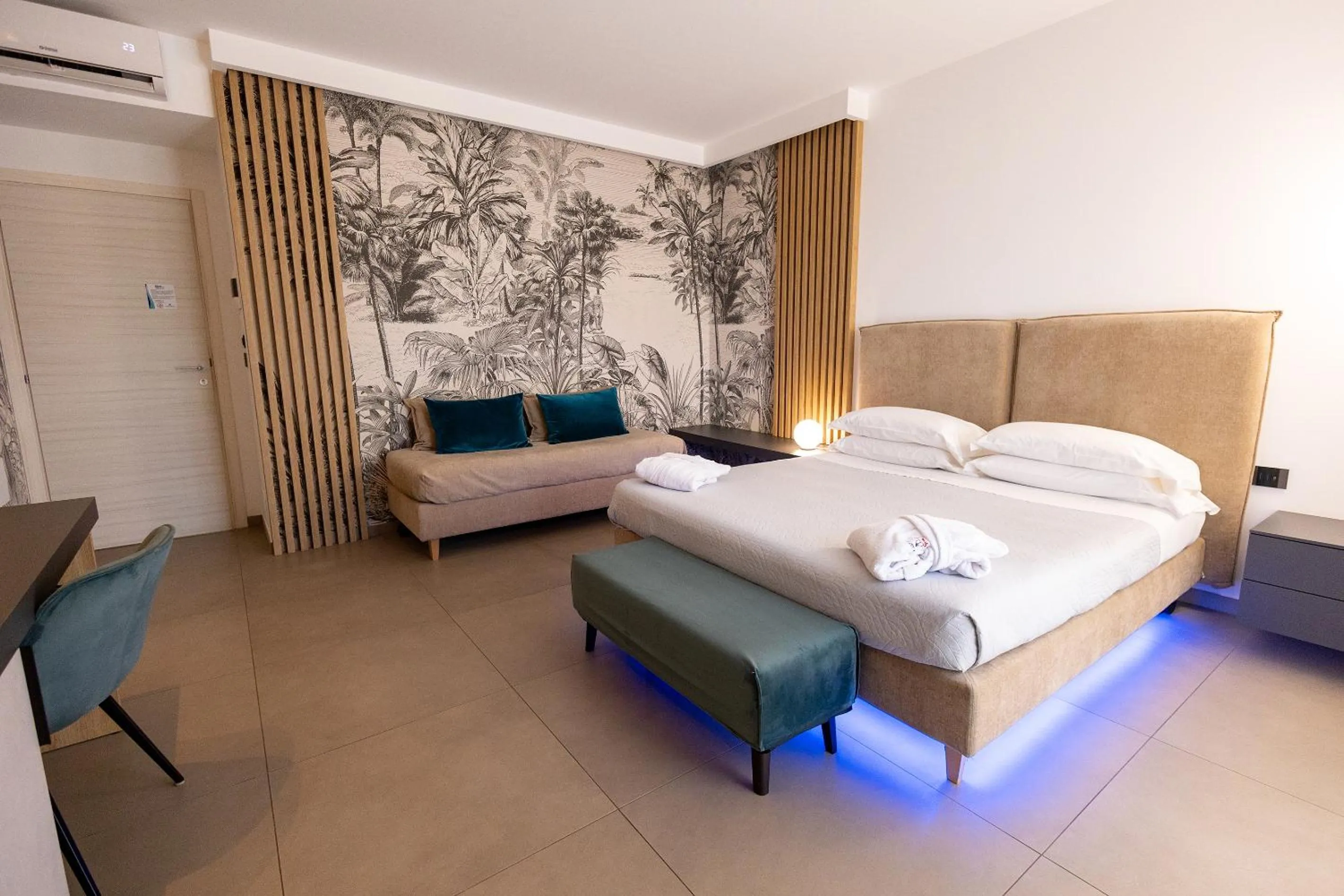 Photo of the whole room, Bed in Marty Luxury B&B