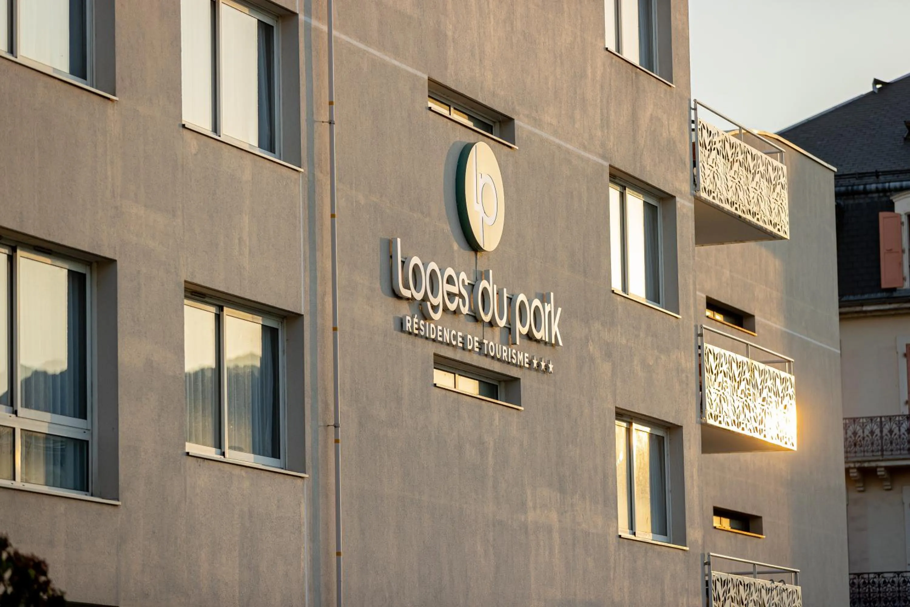 Property building in Les Loges du Park