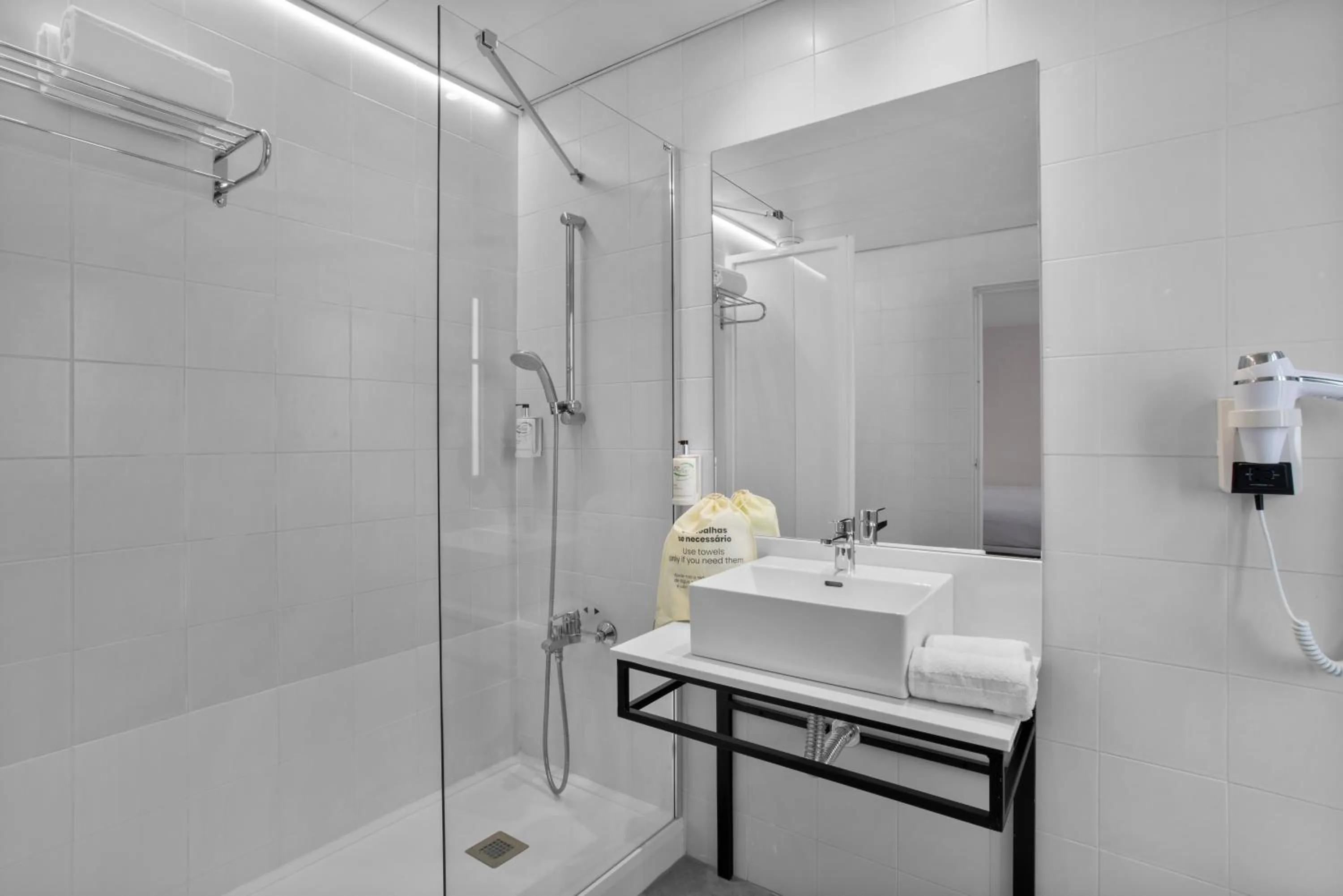 Bathroom in B&B HOTEL Figueira Da Foz