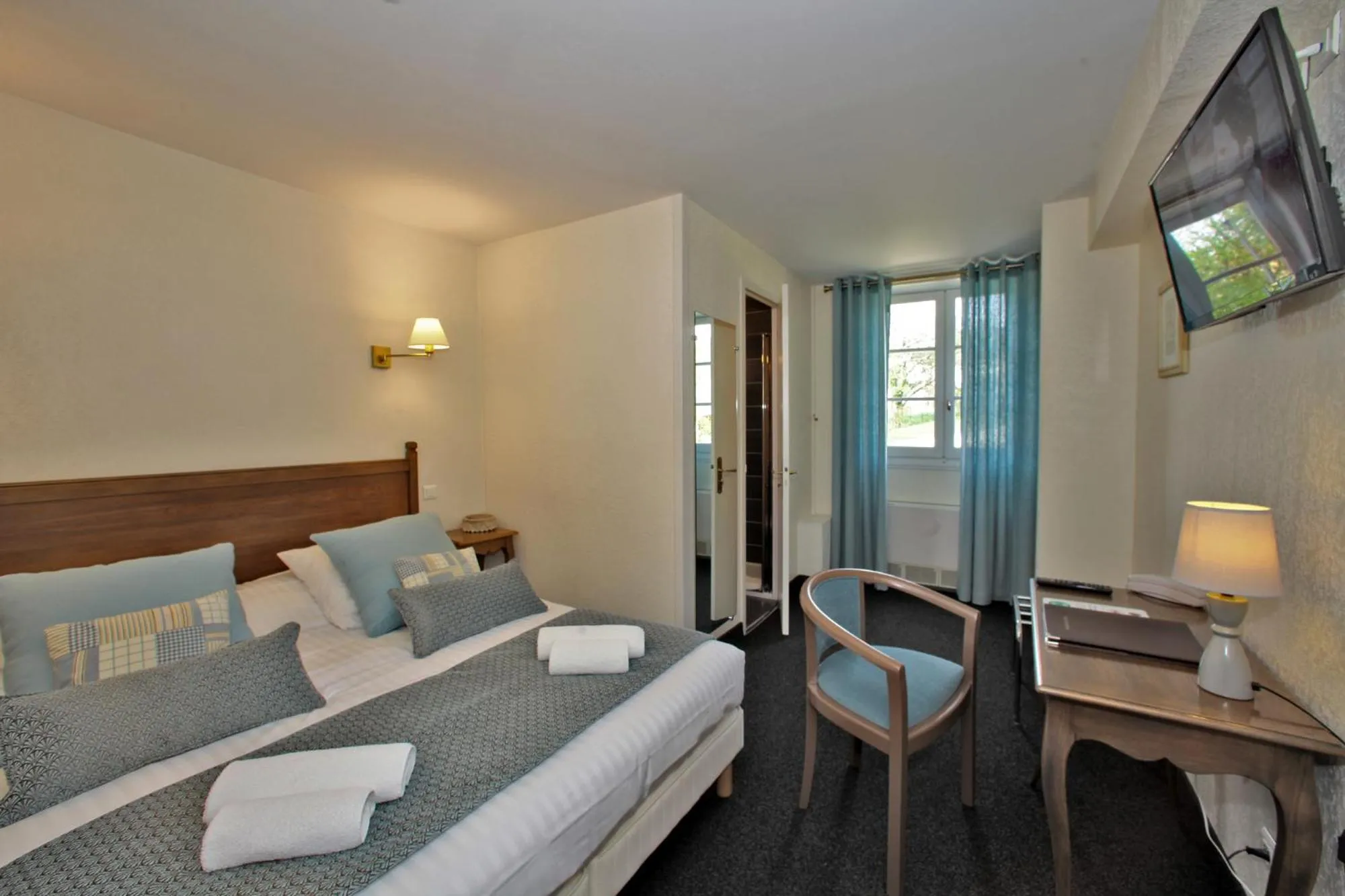 Bed in Hôtel Le Madrigal