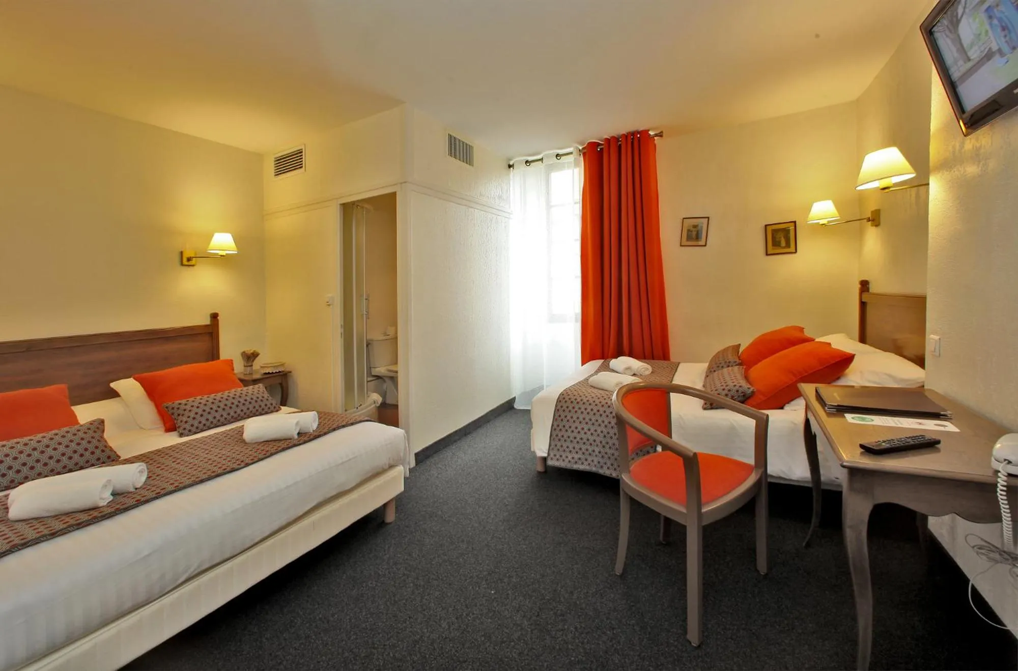 Bed in Hôtel Le Madrigal