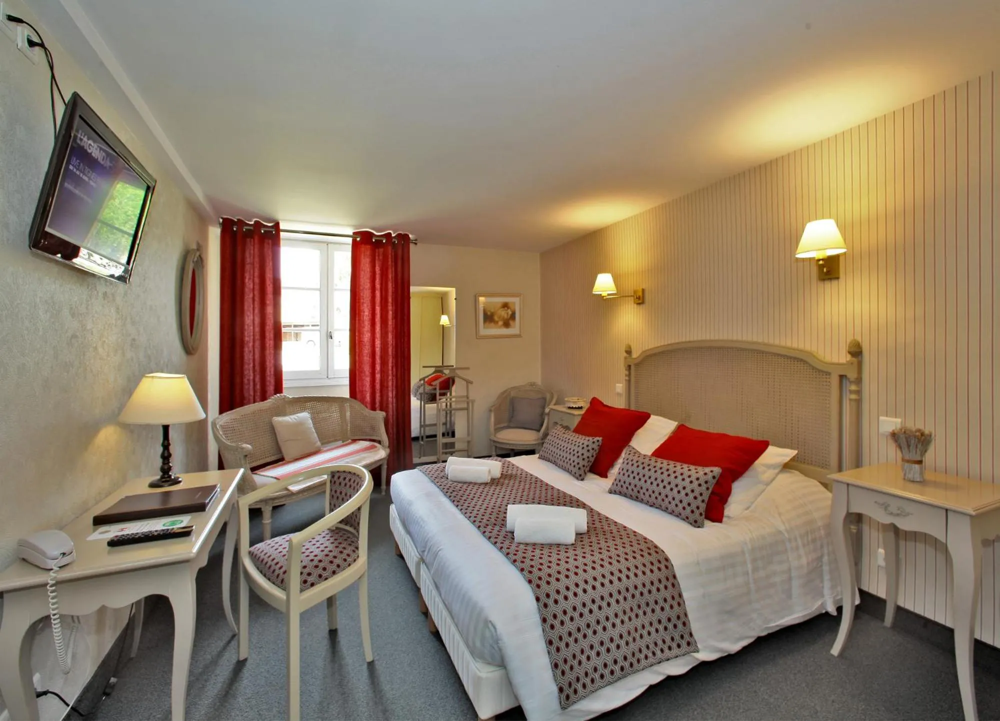 Bed in Hôtel Le Madrigal