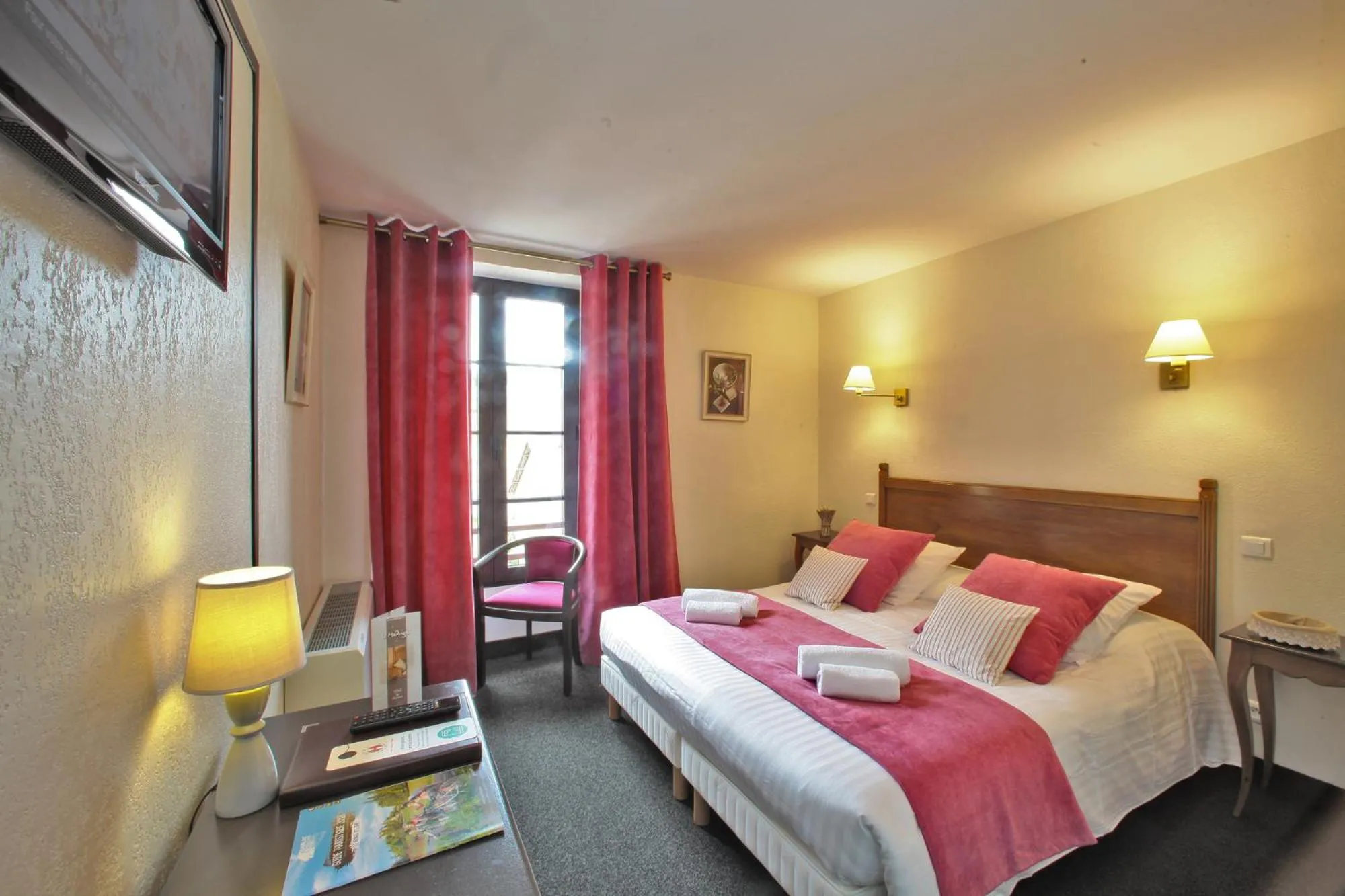 Bed in Hôtel Le Madrigal