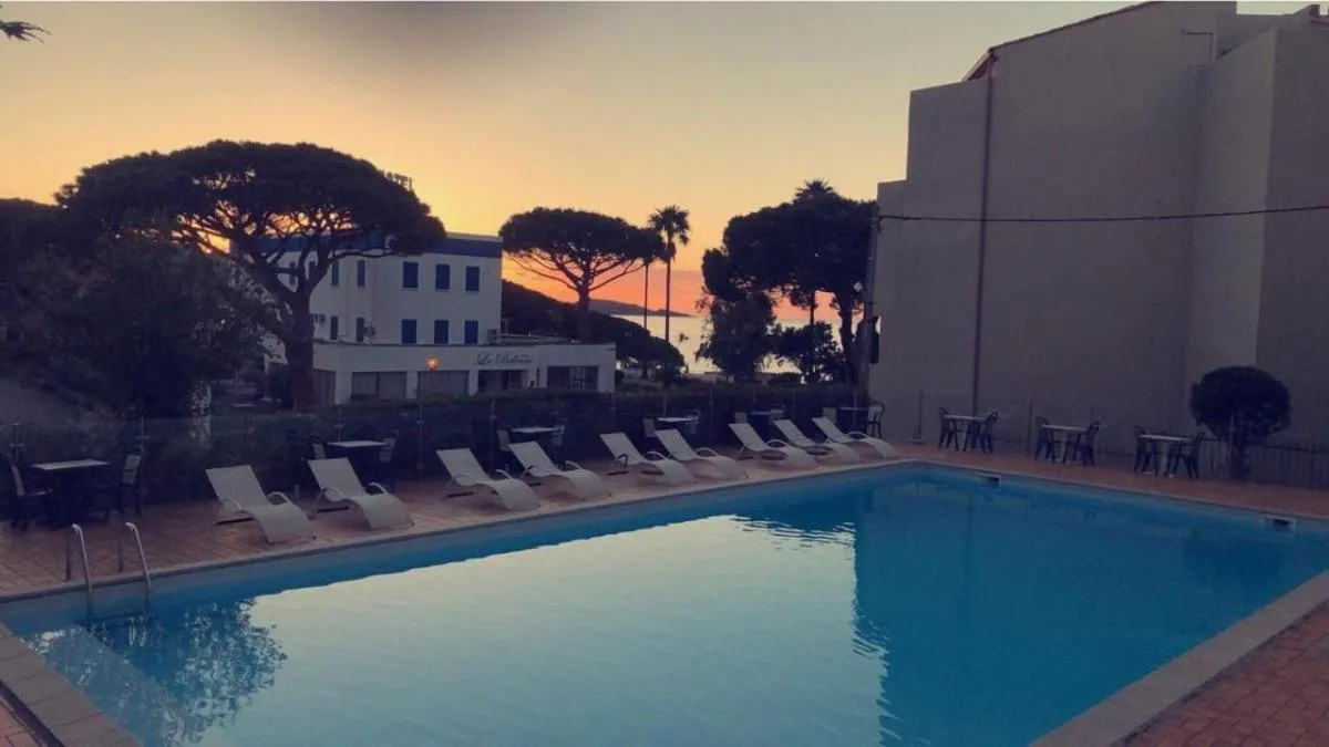 Swimming pool, Sunrise/Sunset in Hotel Madame Mere