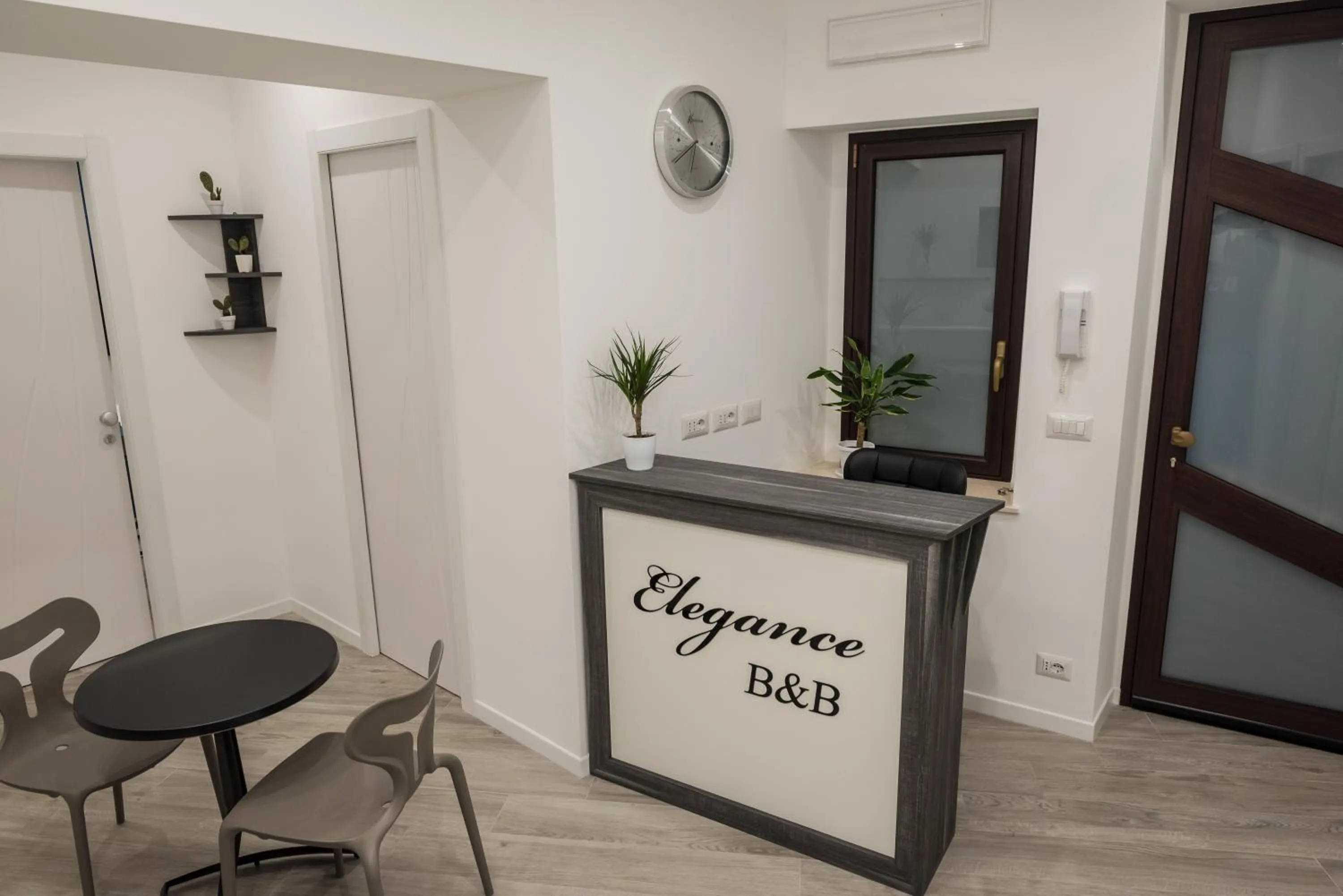 Communal lounge/ TV room in B&B Elegance