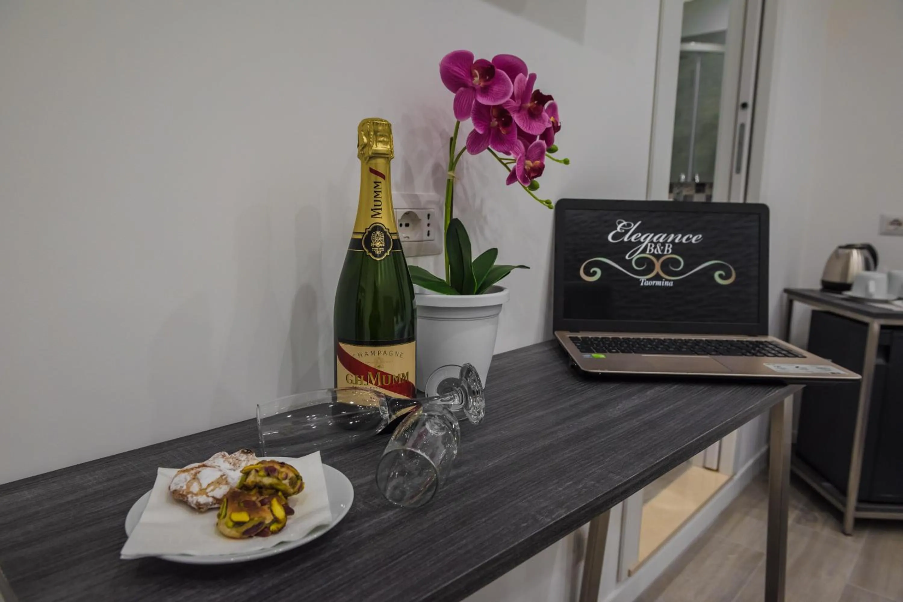 Decorative detail in B&B Elegance