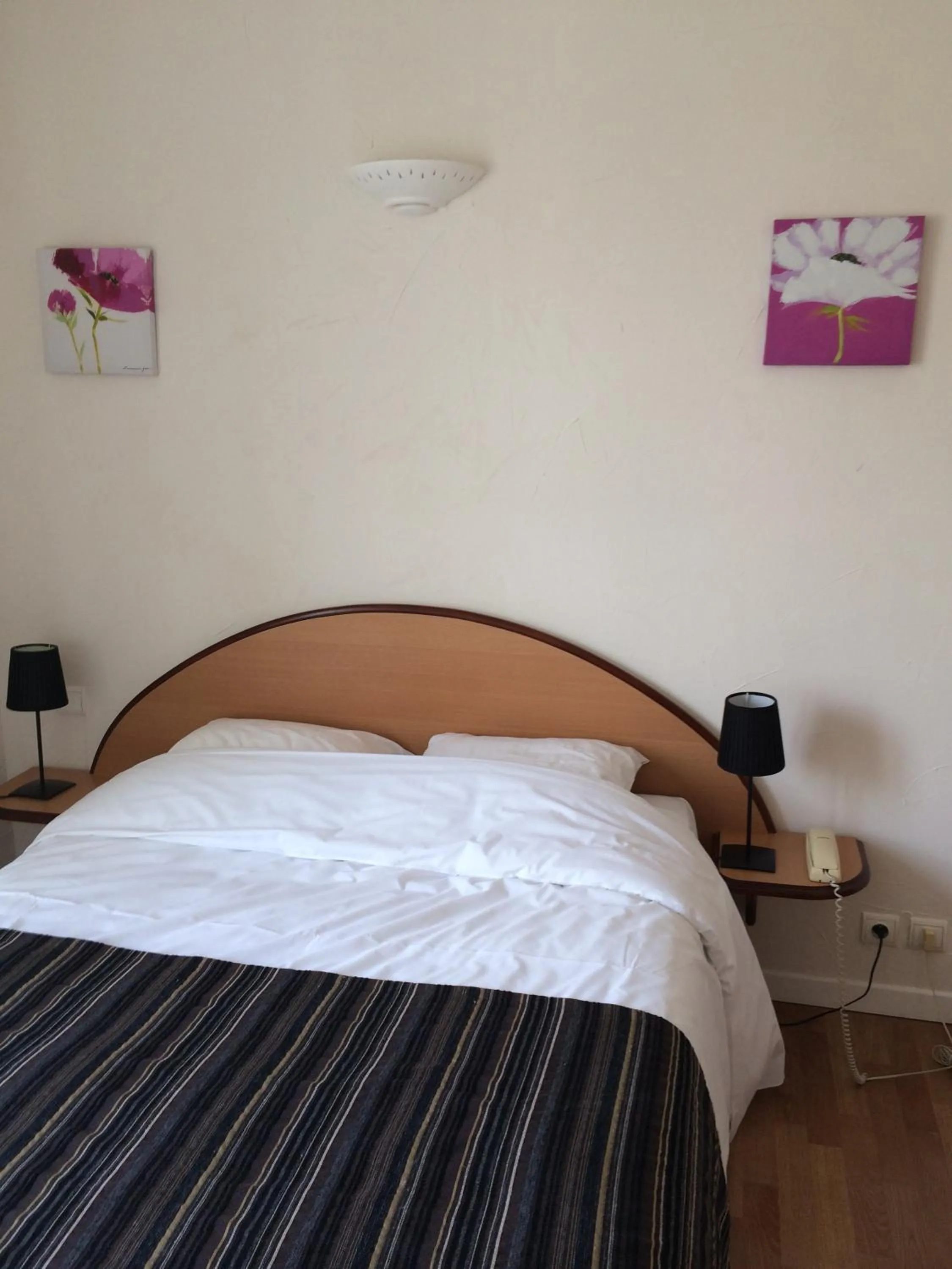 Photo of the whole room, Bed in Logis - Hôtel Restaurant l'Ecu de France