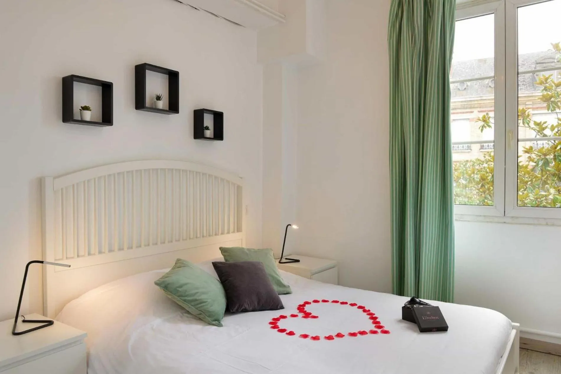 Bed in Logis - Hôtel Restaurant l'Ecu de France