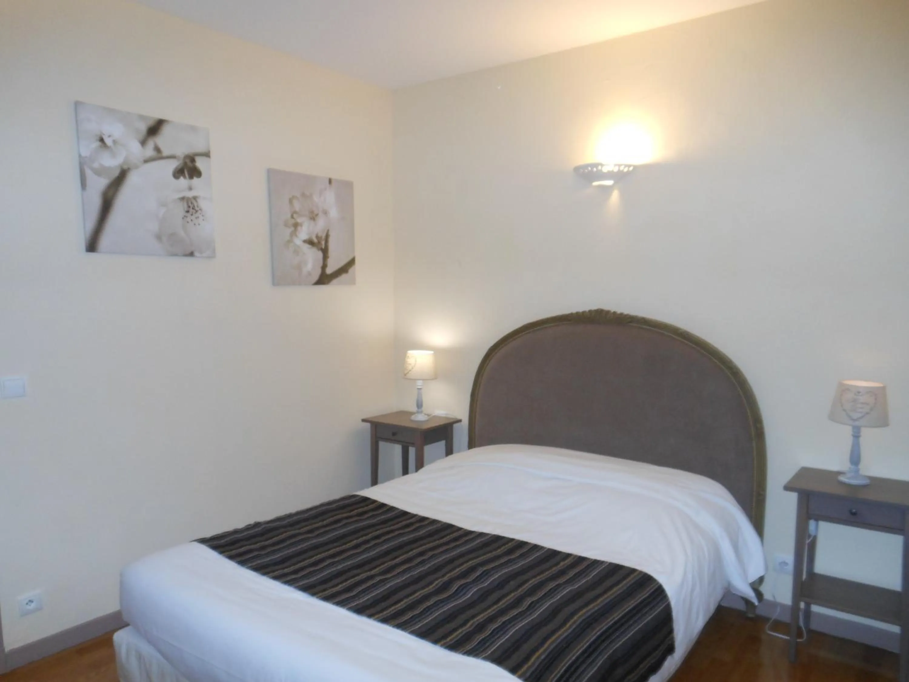 Photo of the whole room, Bed in Logis - Hôtel Restaurant l'Ecu de France