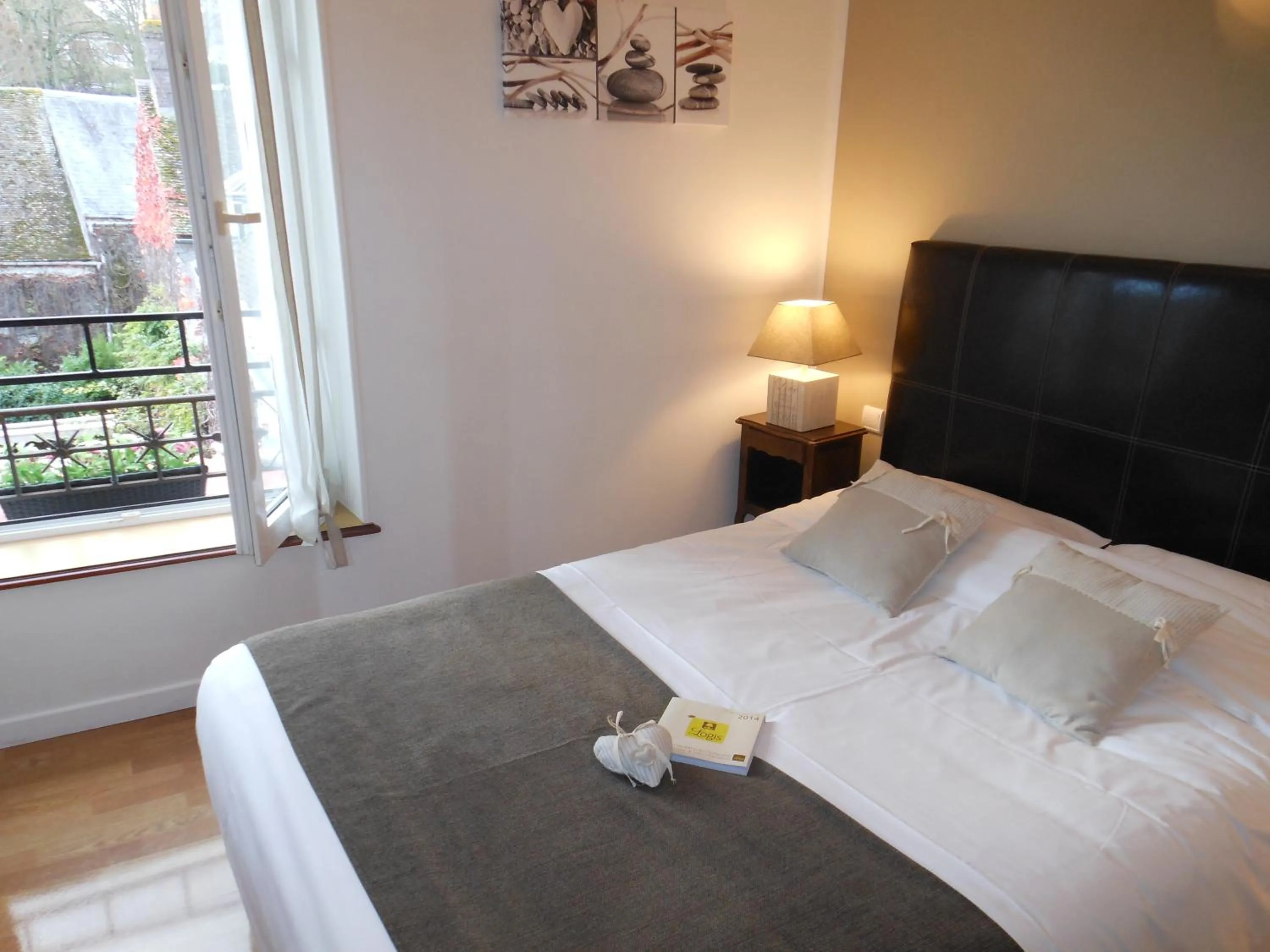 Bed in Logis - Hôtel Restaurant l'Ecu de France