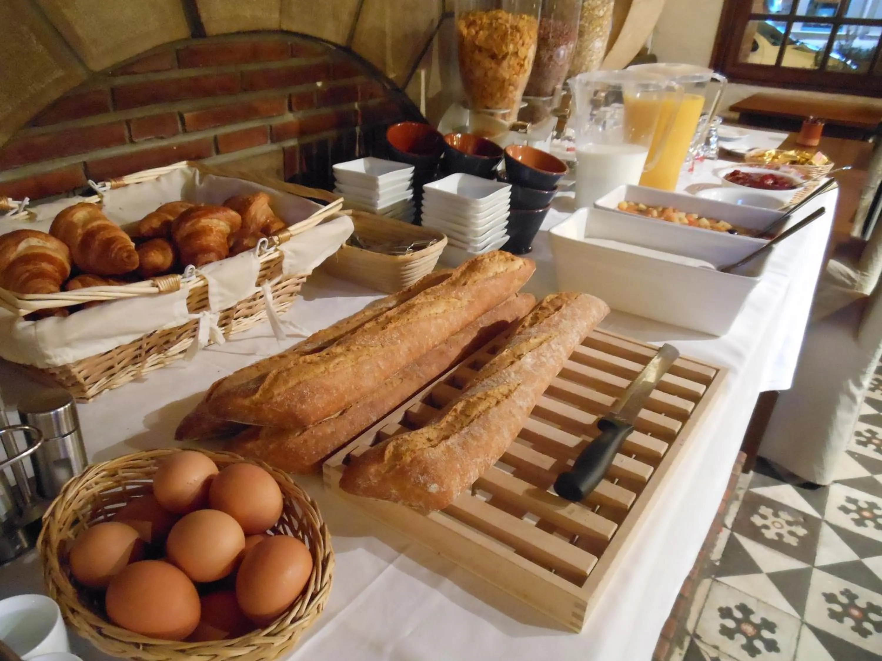Buffet breakfast in Logis - Hôtel Restaurant l'Ecu de France