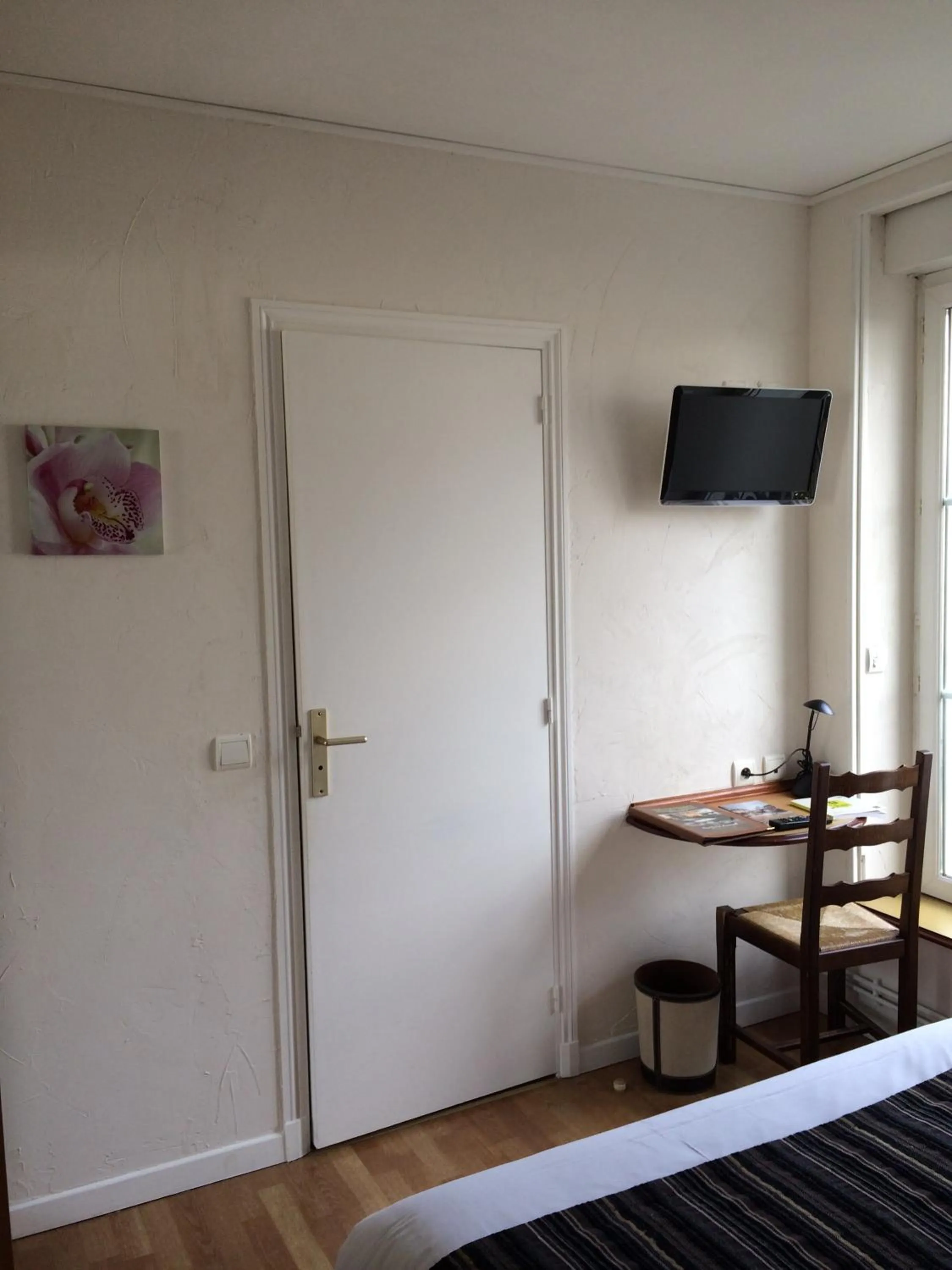 Photo of the whole room, Bed in Logis - Hôtel Restaurant l'Ecu de France