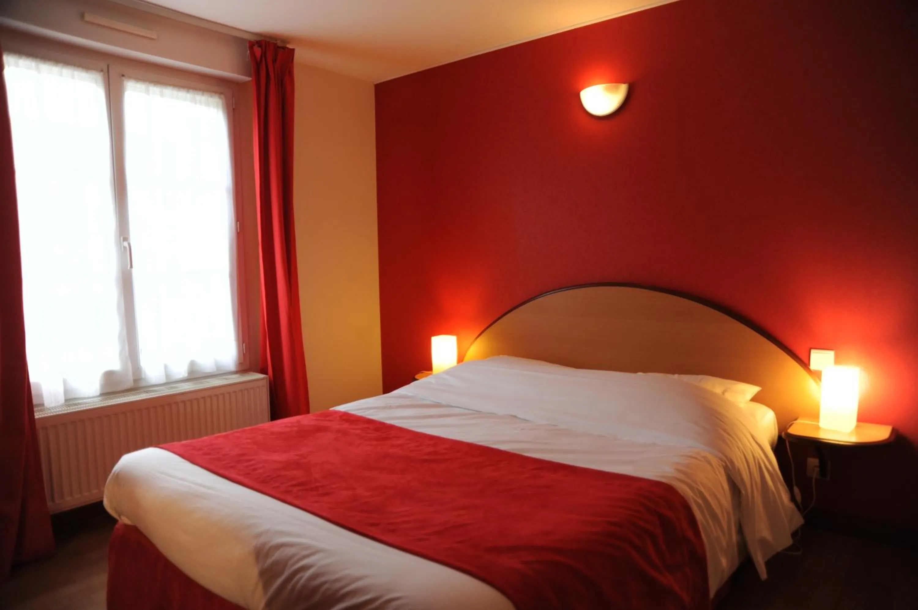 Photo of the whole room, Bed in Logis - Hôtel Restaurant l'Ecu de France