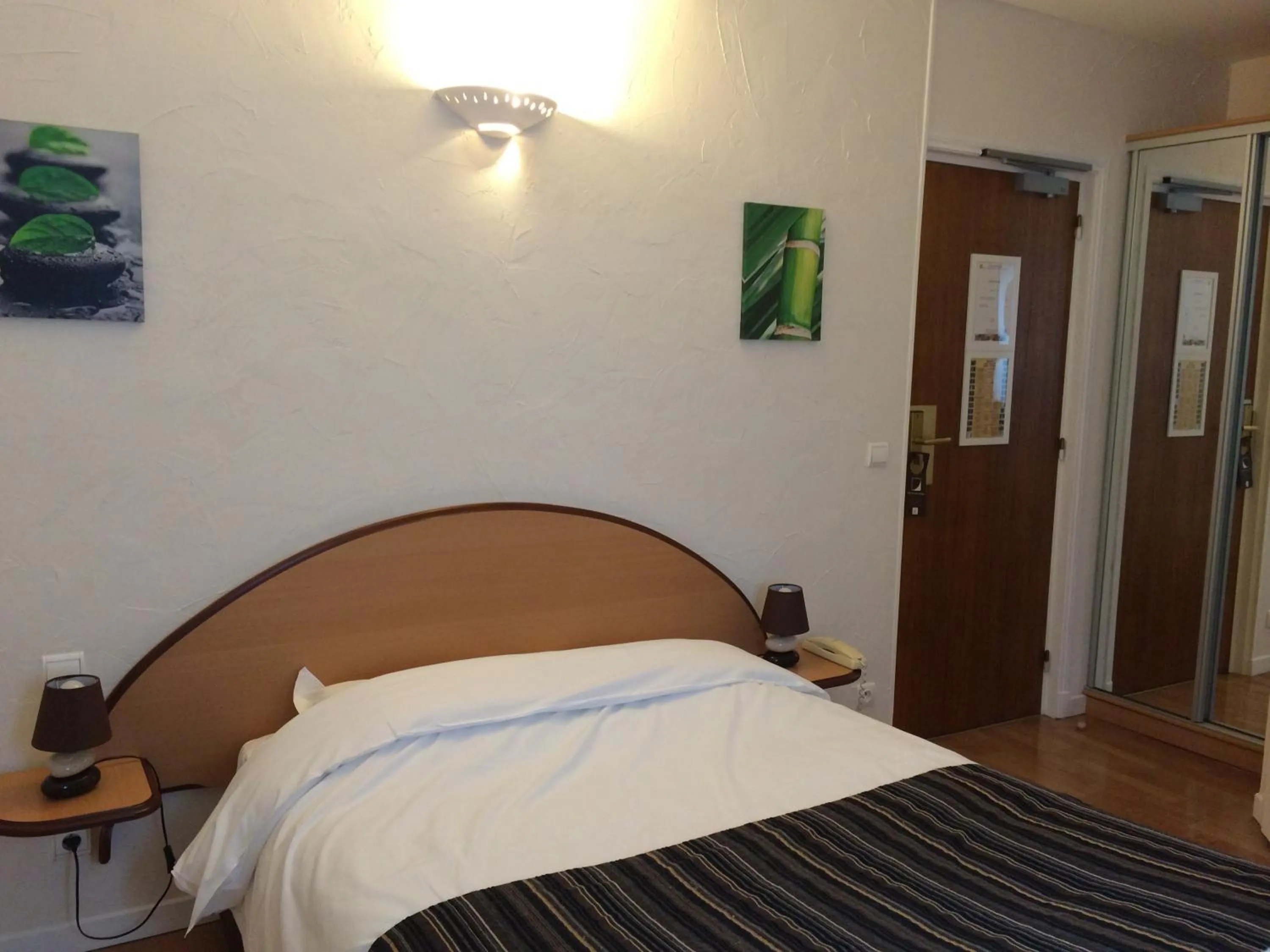 Photo of the whole room, Bed in Logis - Hôtel Restaurant l'Ecu de France