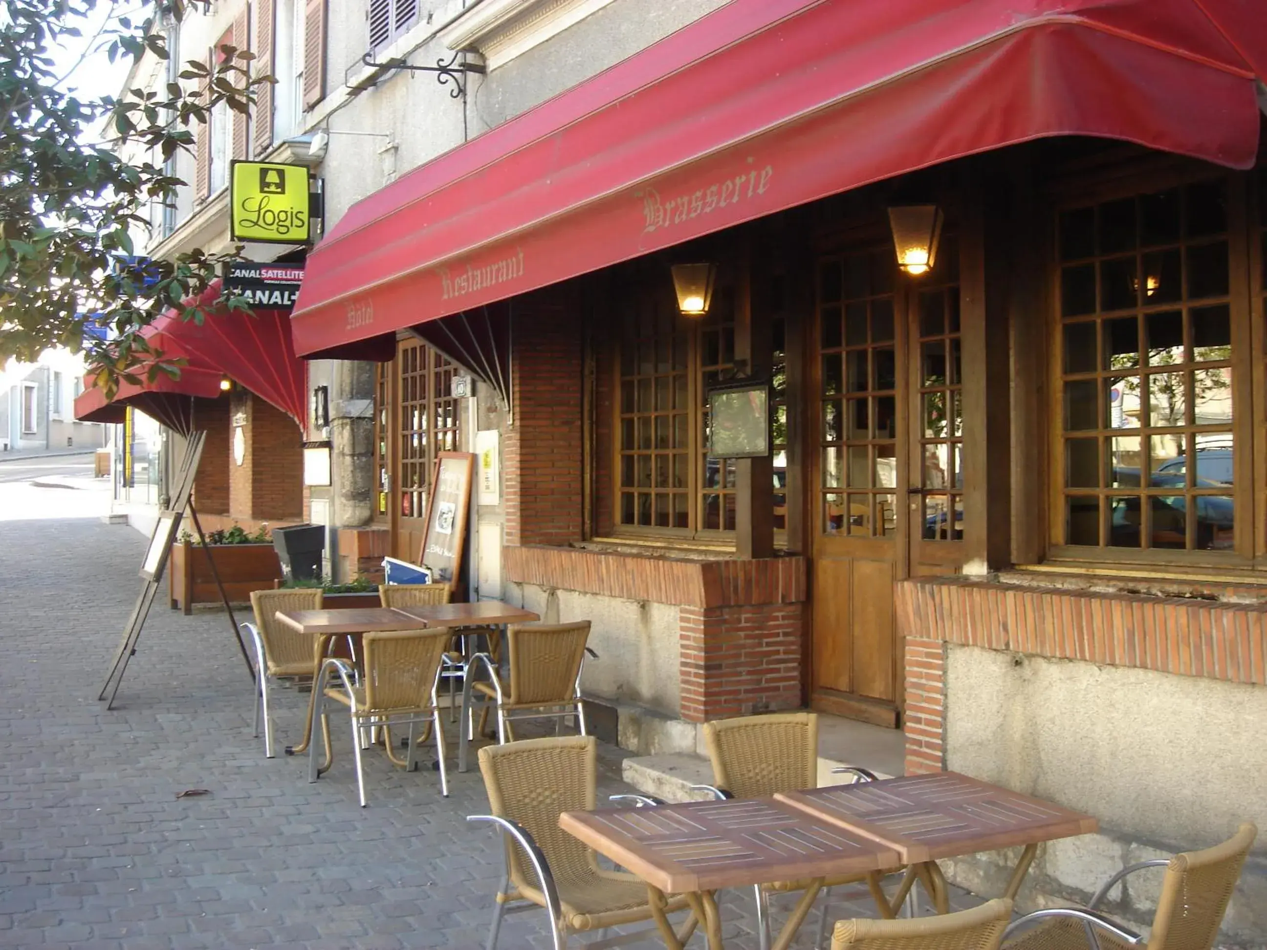 Facade/entrance in Logis Hôtel Restaurant l'Ecu de France Facade/entrance in Logis Hôtel Restaurant l'Ecu de France