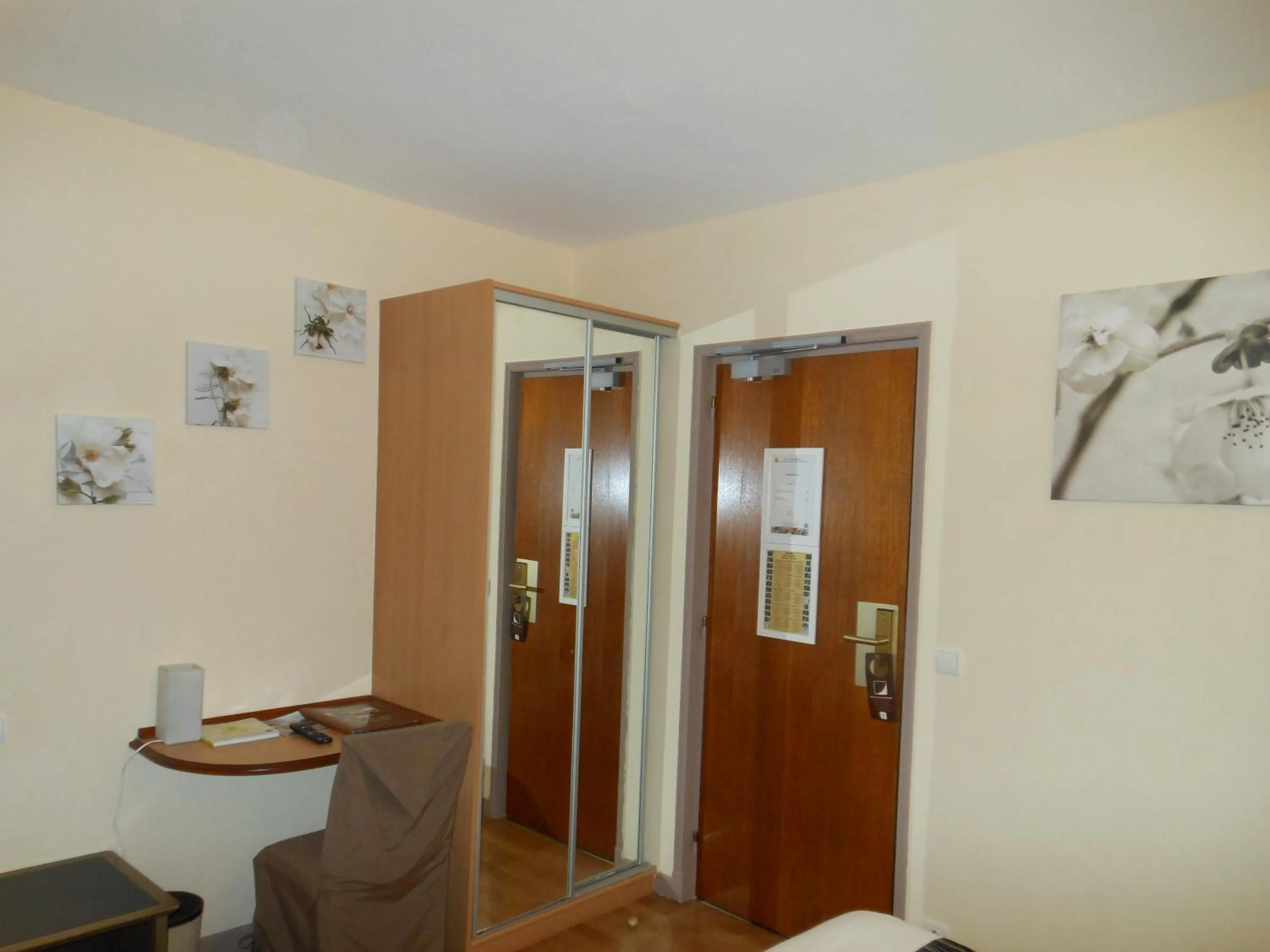 Photo of the whole room in Logis - Hôtel Restaurant l'Ecu de France