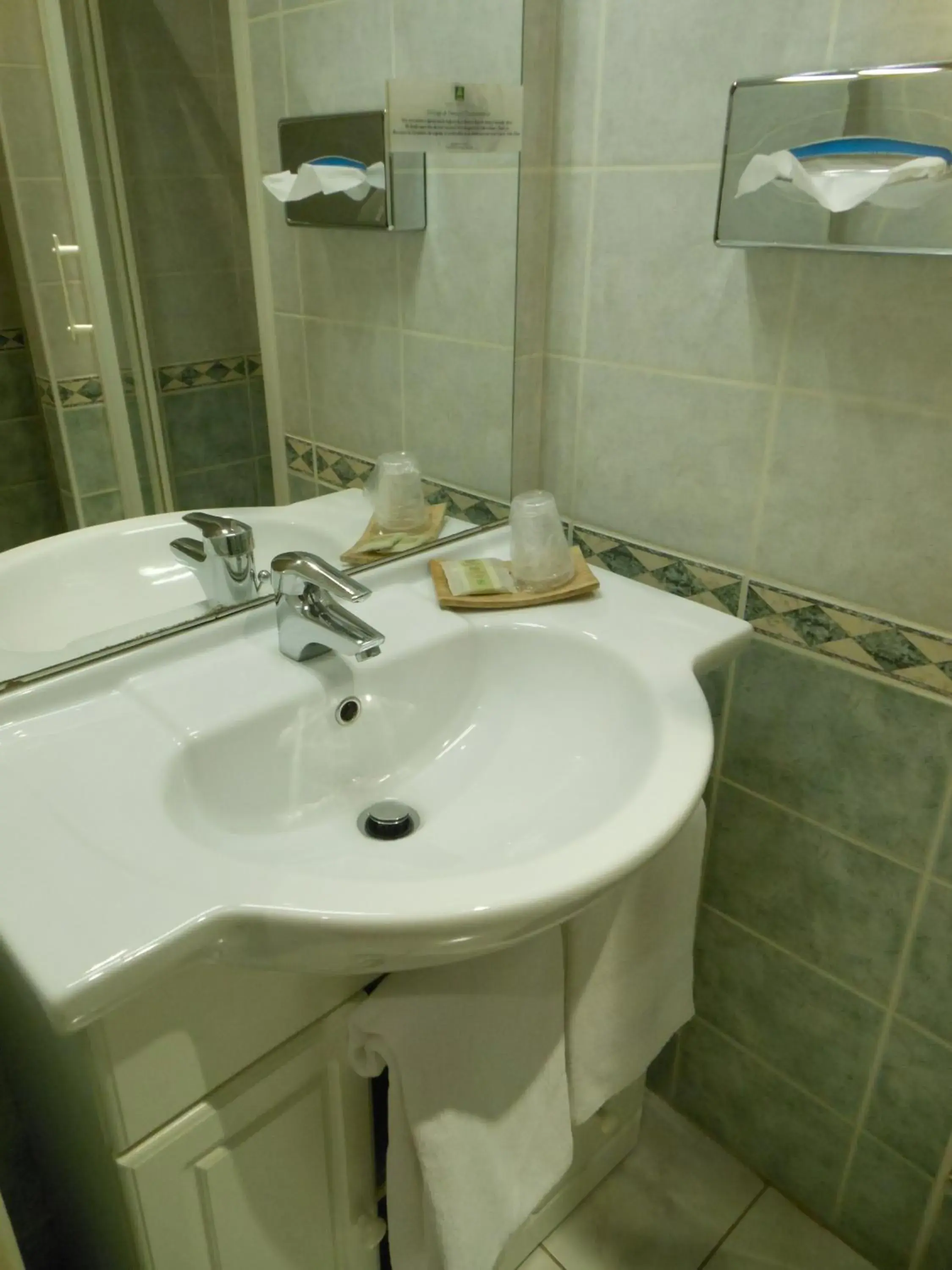 Bathroom in Logis Hôtel Restaurant l'Ecu de France Bathroom in Logis Hôtel Restaurant l'Ecu de France