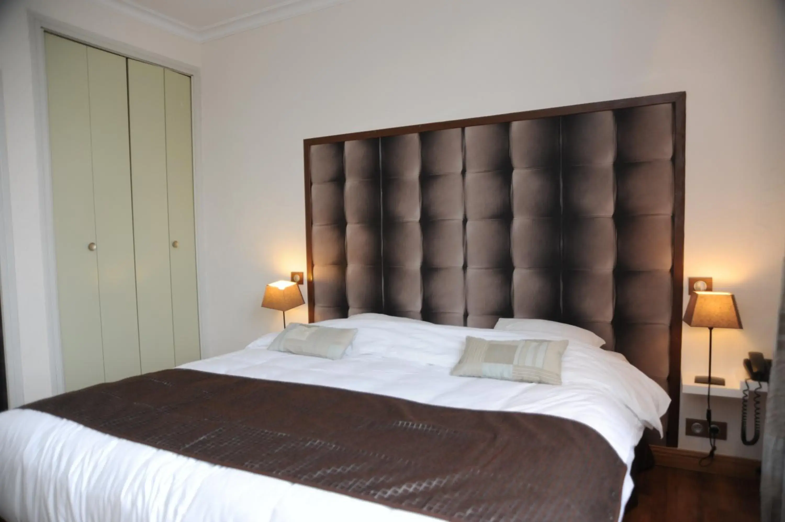 Photo of the whole room, Bed in Logis Hôtel Restaurant l'Ecu de France Photo of the whole room, Bed in Logis Hôtel Restaurant l'Ecu de France