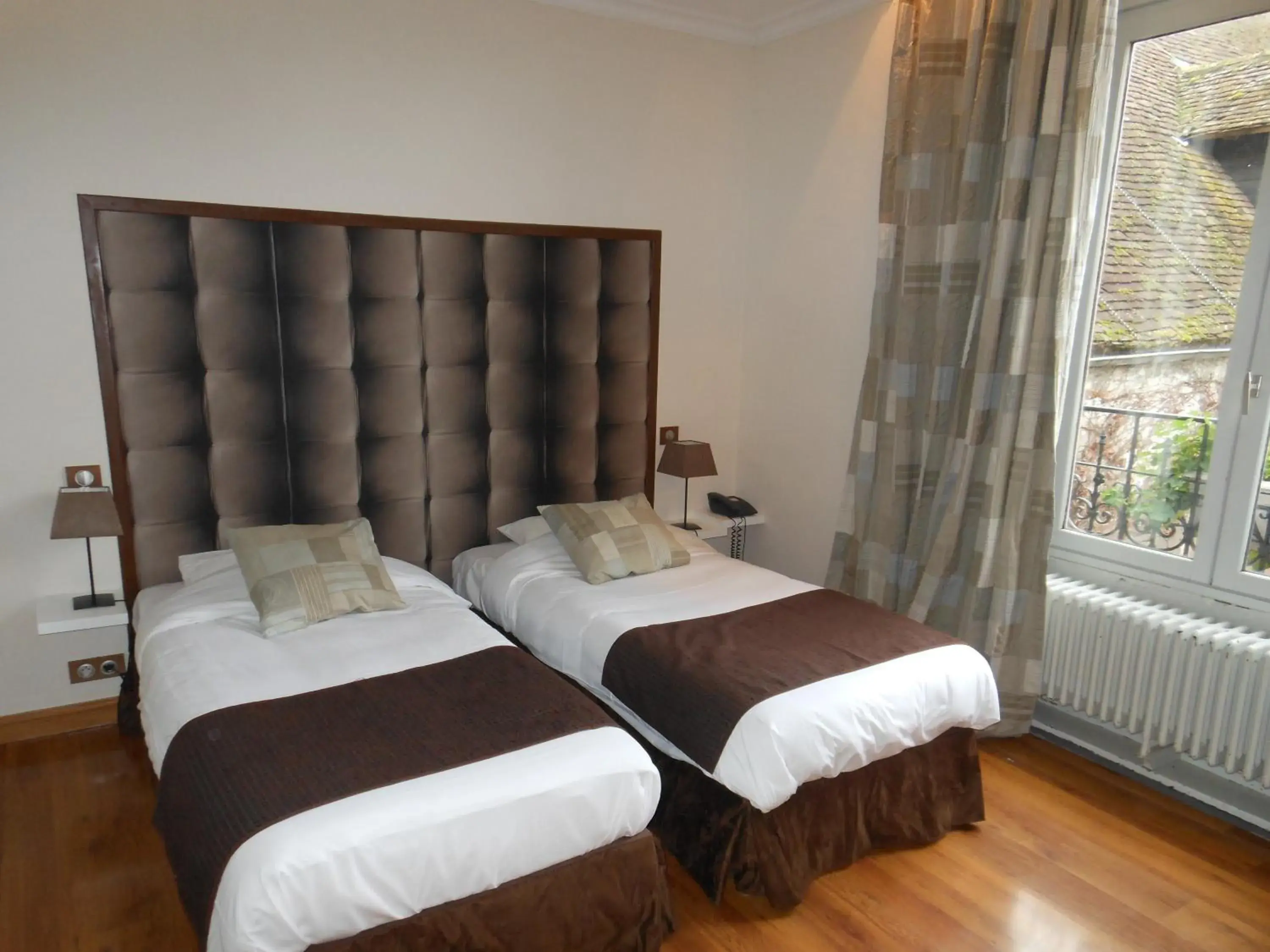 Photo of the whole room, Bed in Logis Hôtel Restaurant l'Ecu de France Photo of the whole room, Bed in Logis Hôtel Restaurant l'Ecu de France