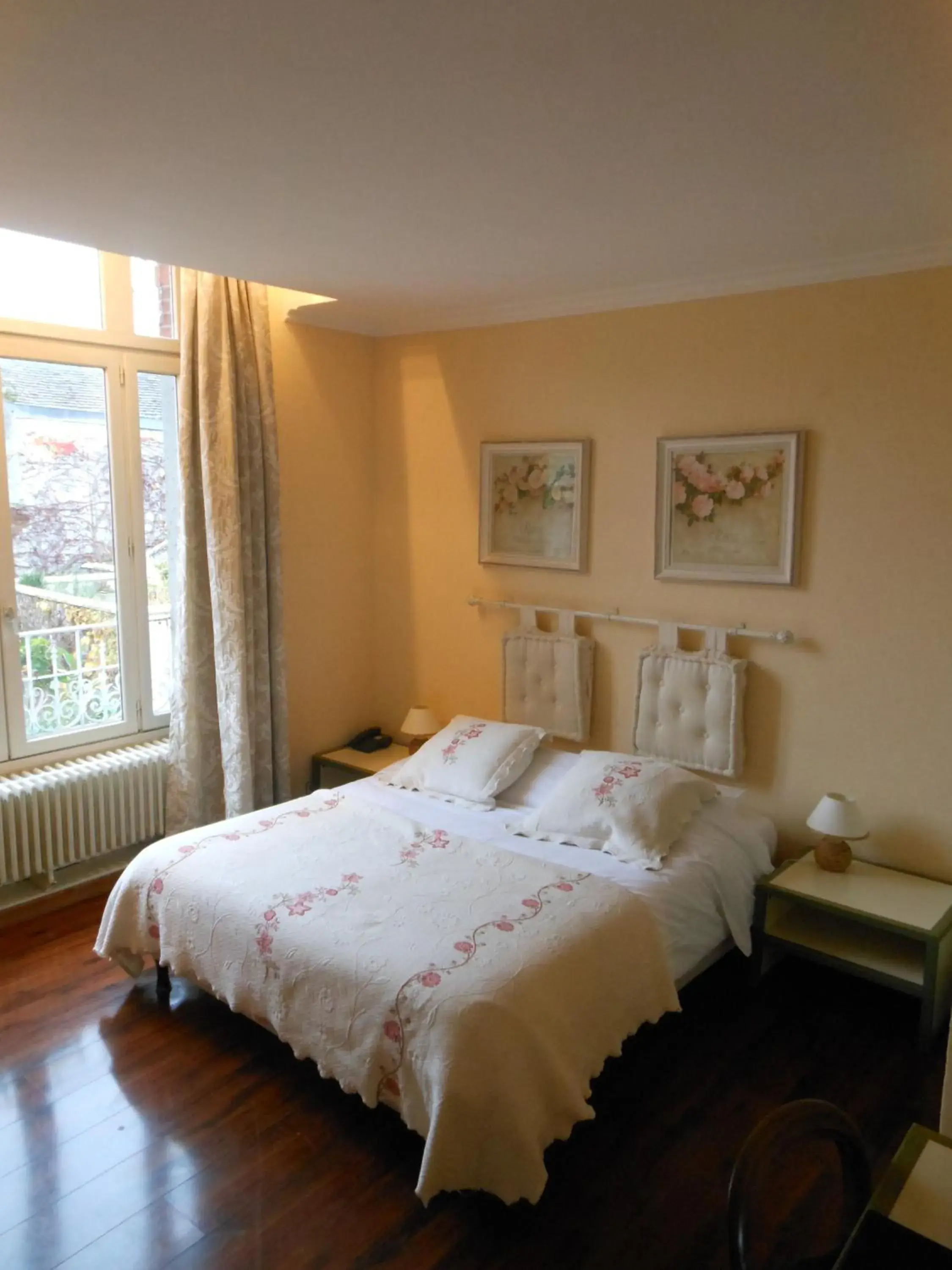 Photo of the whole room, Bed in Logis Hôtel Restaurant l'Ecu de France Photo of the whole room, Bed in Logis Hôtel Restaurant l'Ecu de France