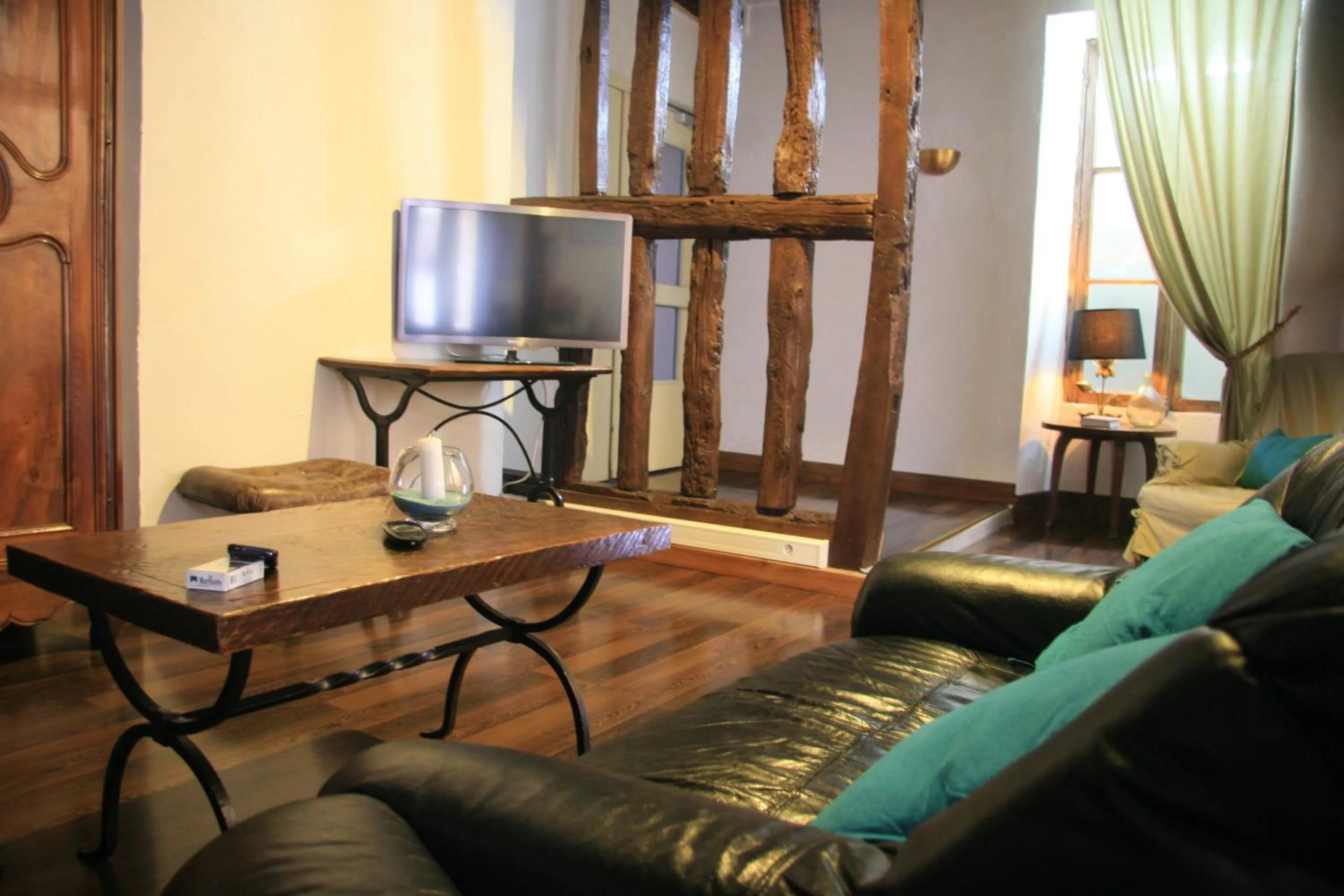 Lounge or bar in Logis - Hôtel Restaurant l'Ecu de France