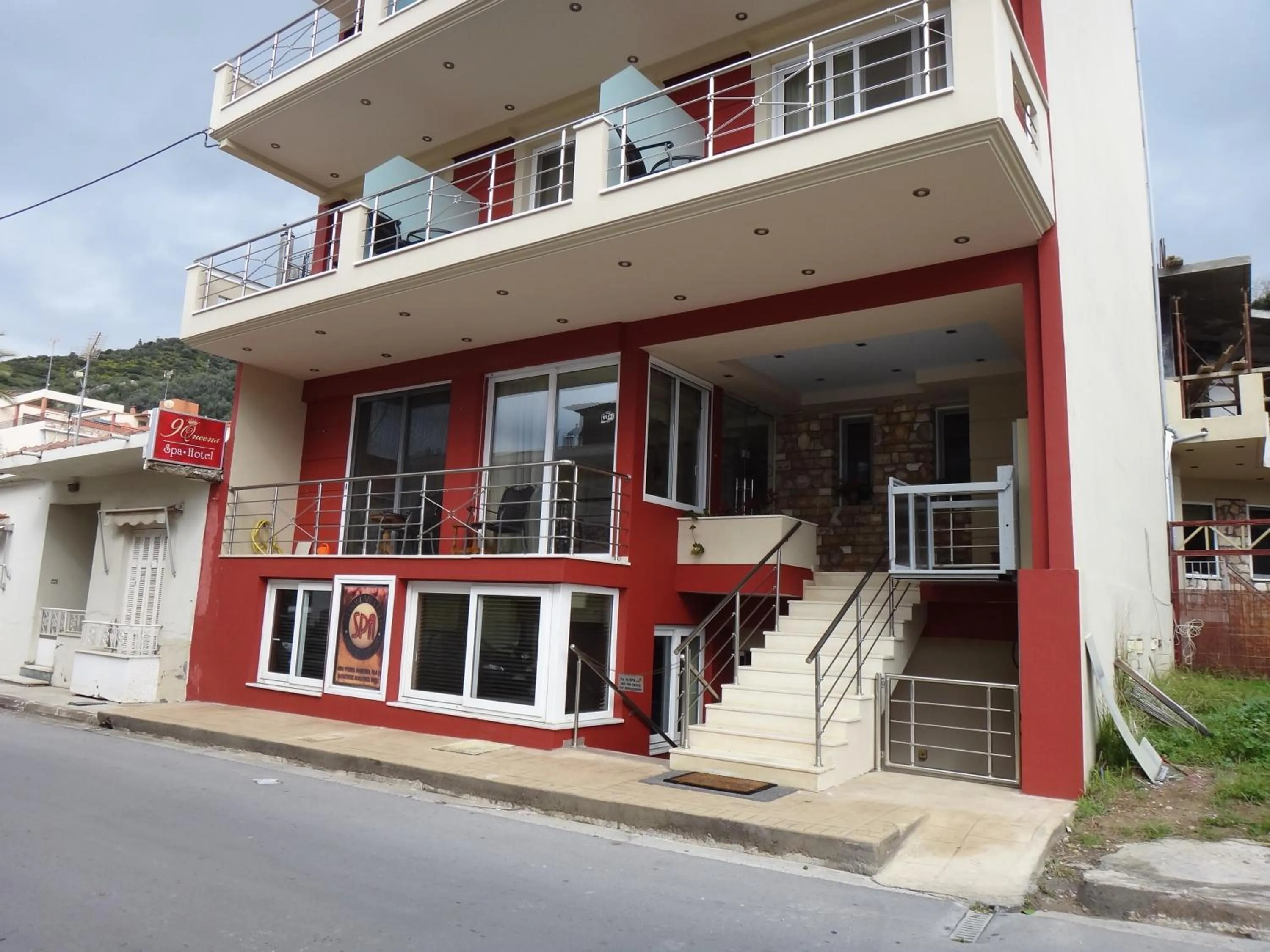 Facade/entrance in 9 Queens Spa Hotel