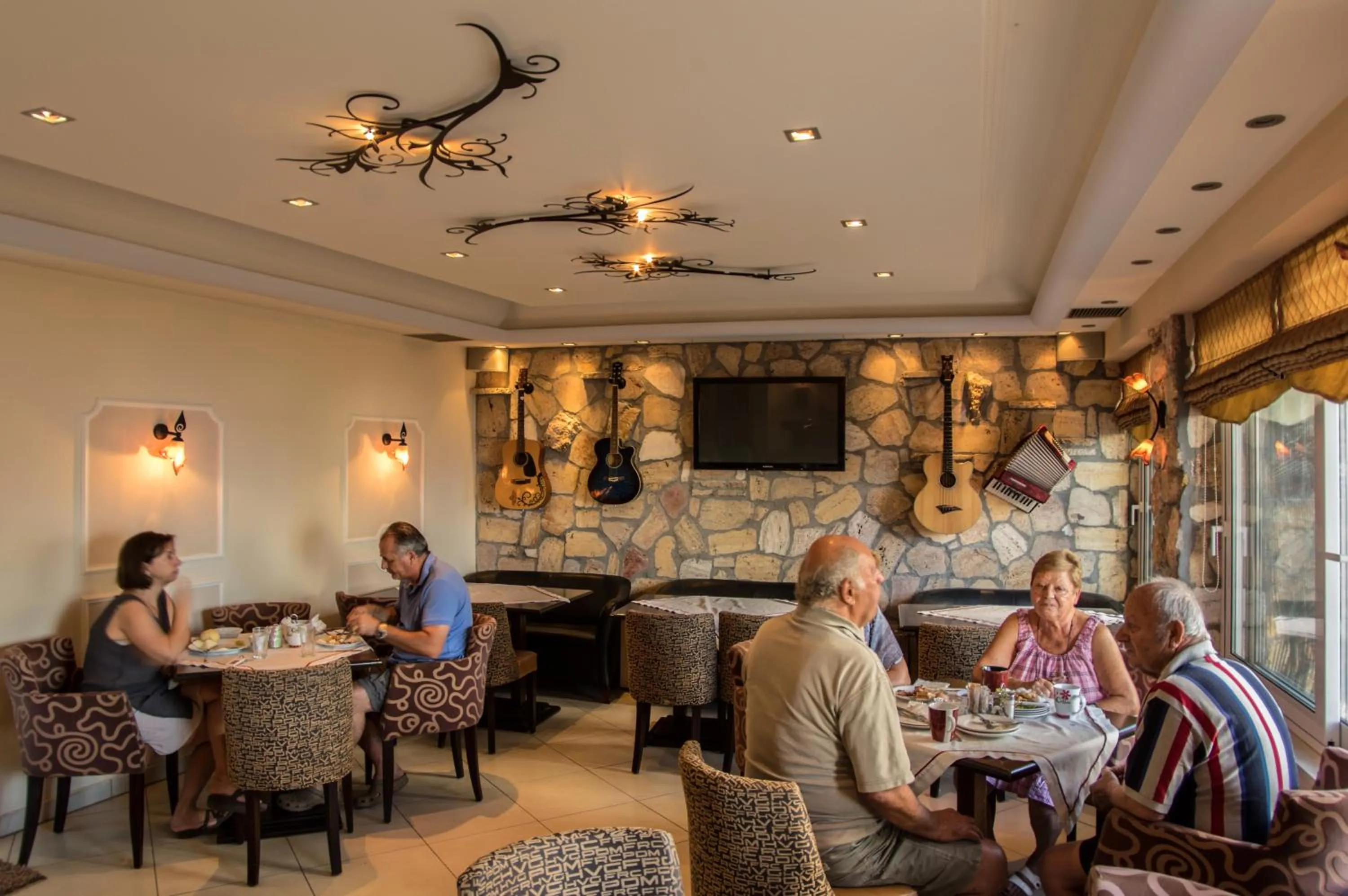 Restaurant/places to eat in 9 Queens Spa Hotel