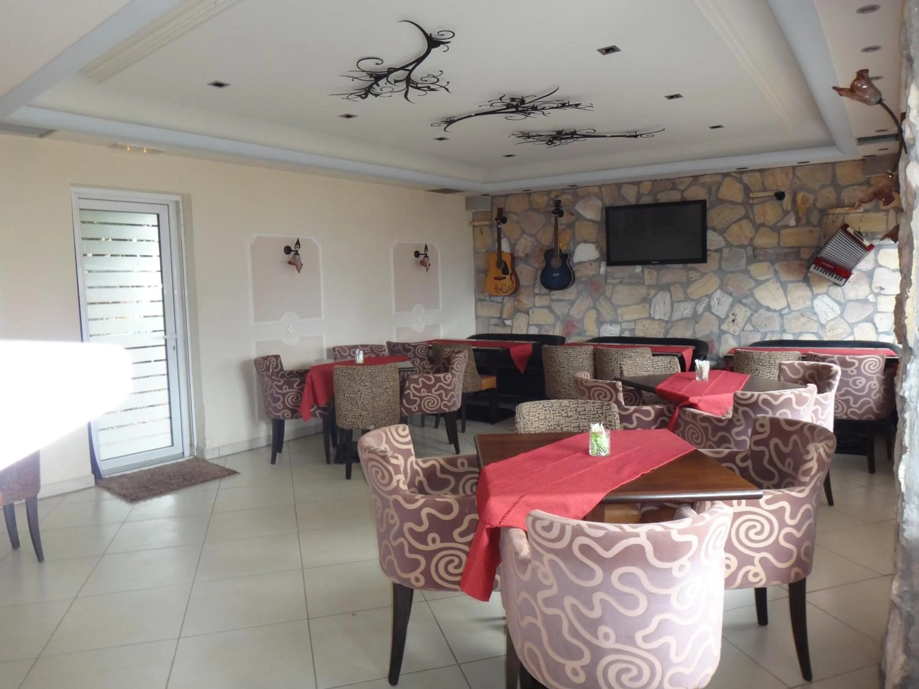 Restaurant/places to eat in 9 Queens Spa Hotel