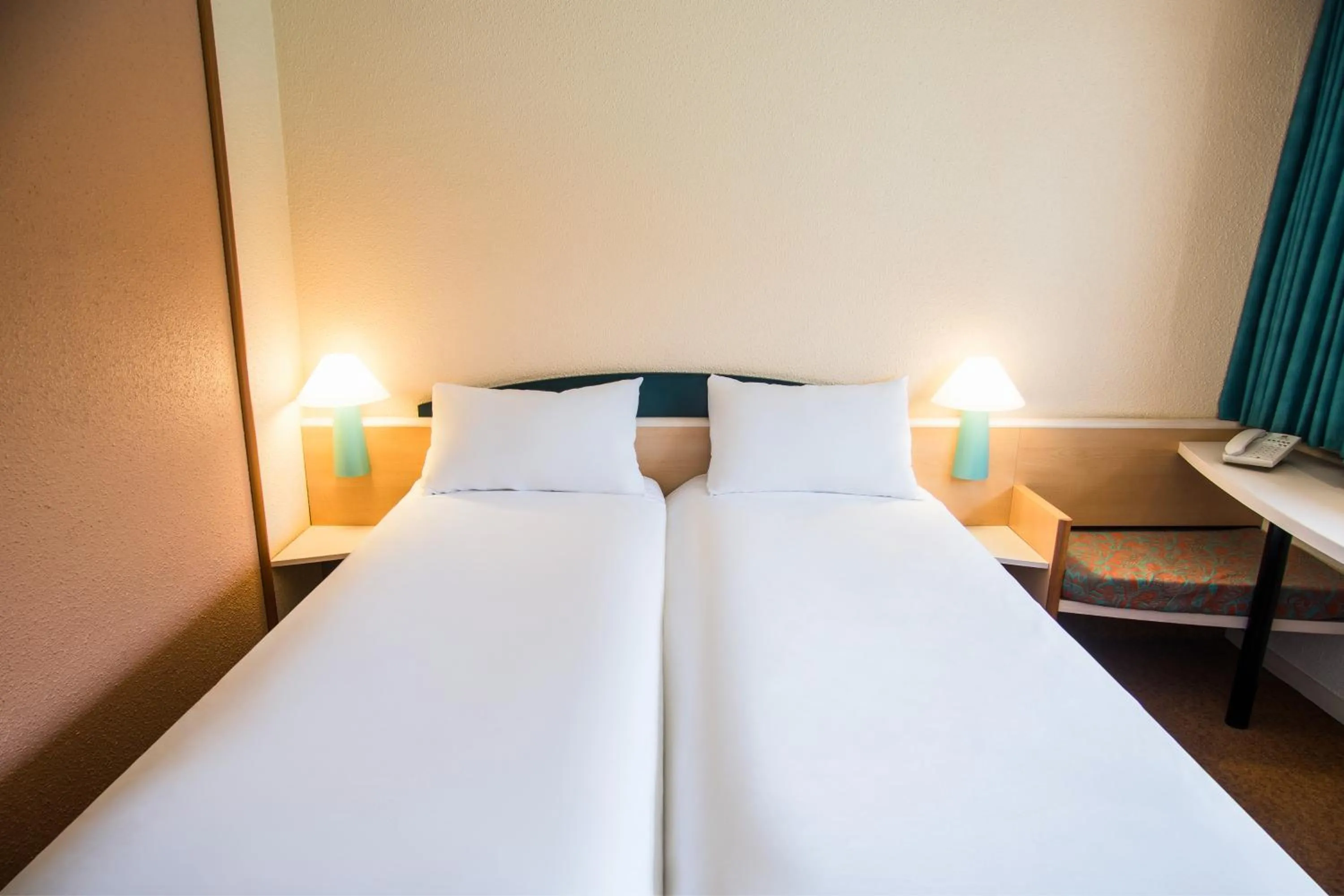 Bedroom, Bed in Hotel ibis Porto Sul Europarque