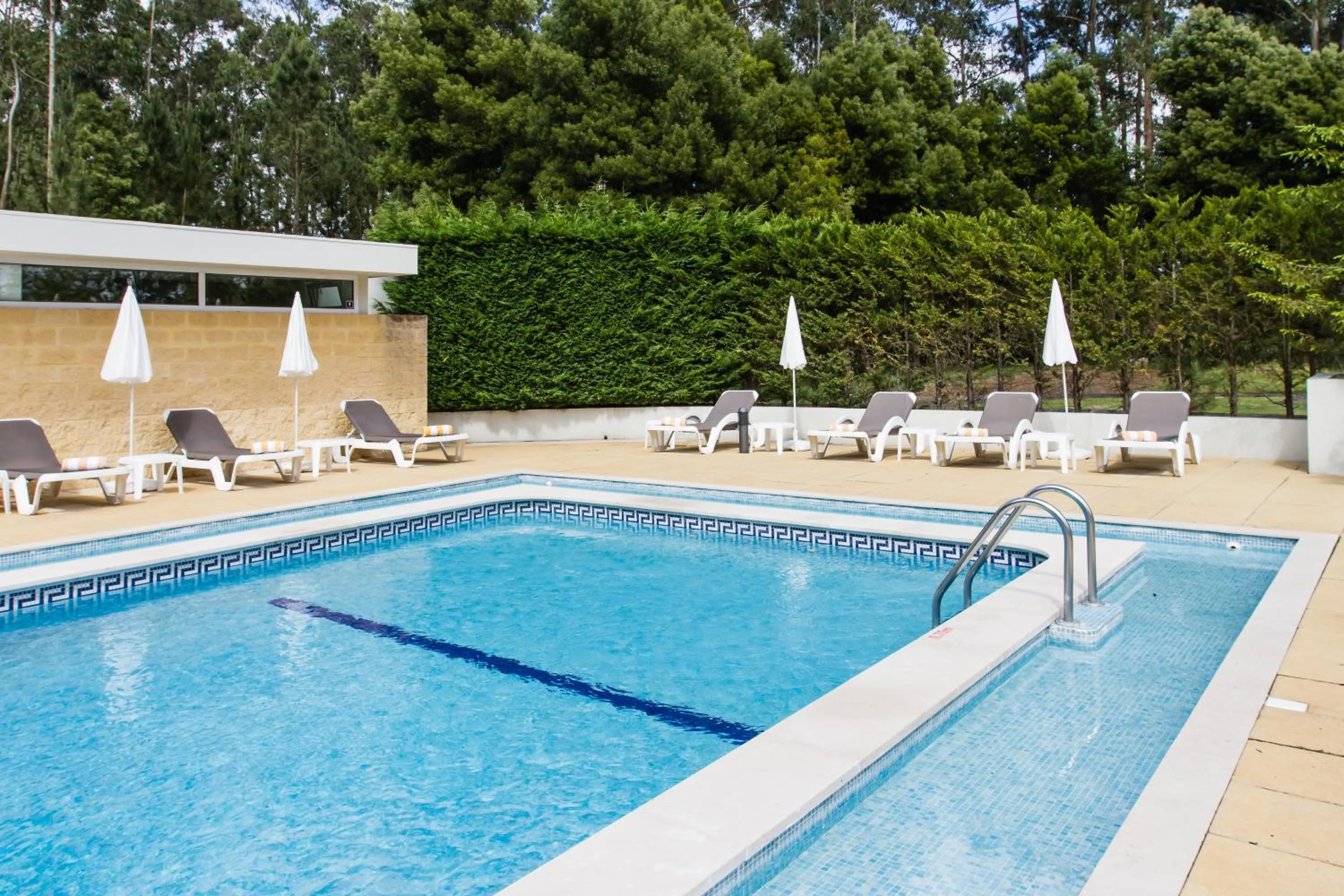 Swimming pool in Hotel ibis Porto Sul Europarque